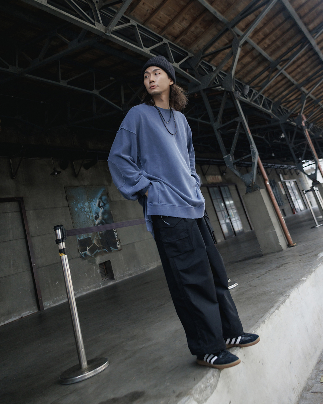 四季皆可 微光澤寬鬆感 ８口袋抽繩軍褲－低調黑色