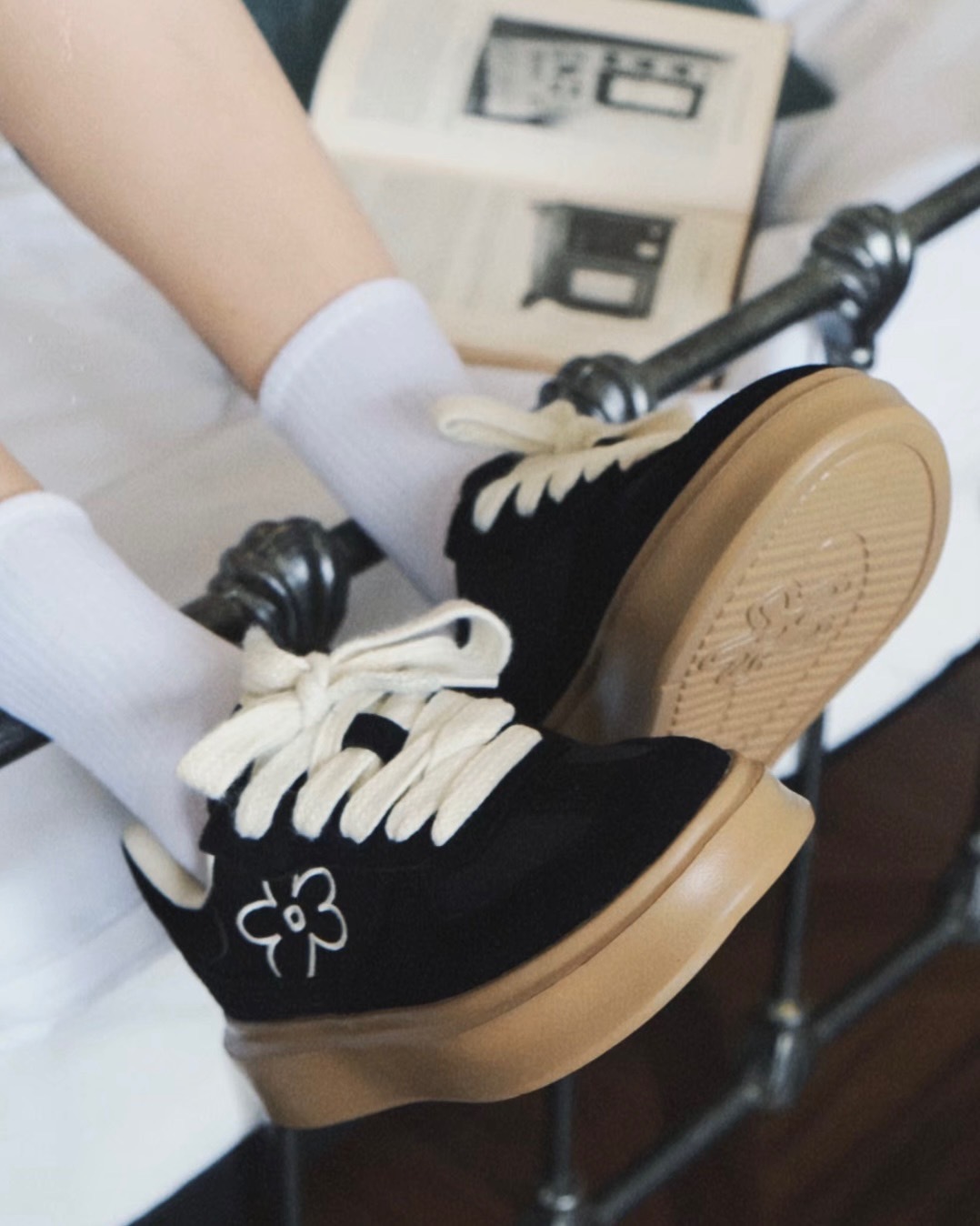 <白鹿同款!!>We Flower 德訓鞋 小花鞋 厚底 反絨皮 黑色