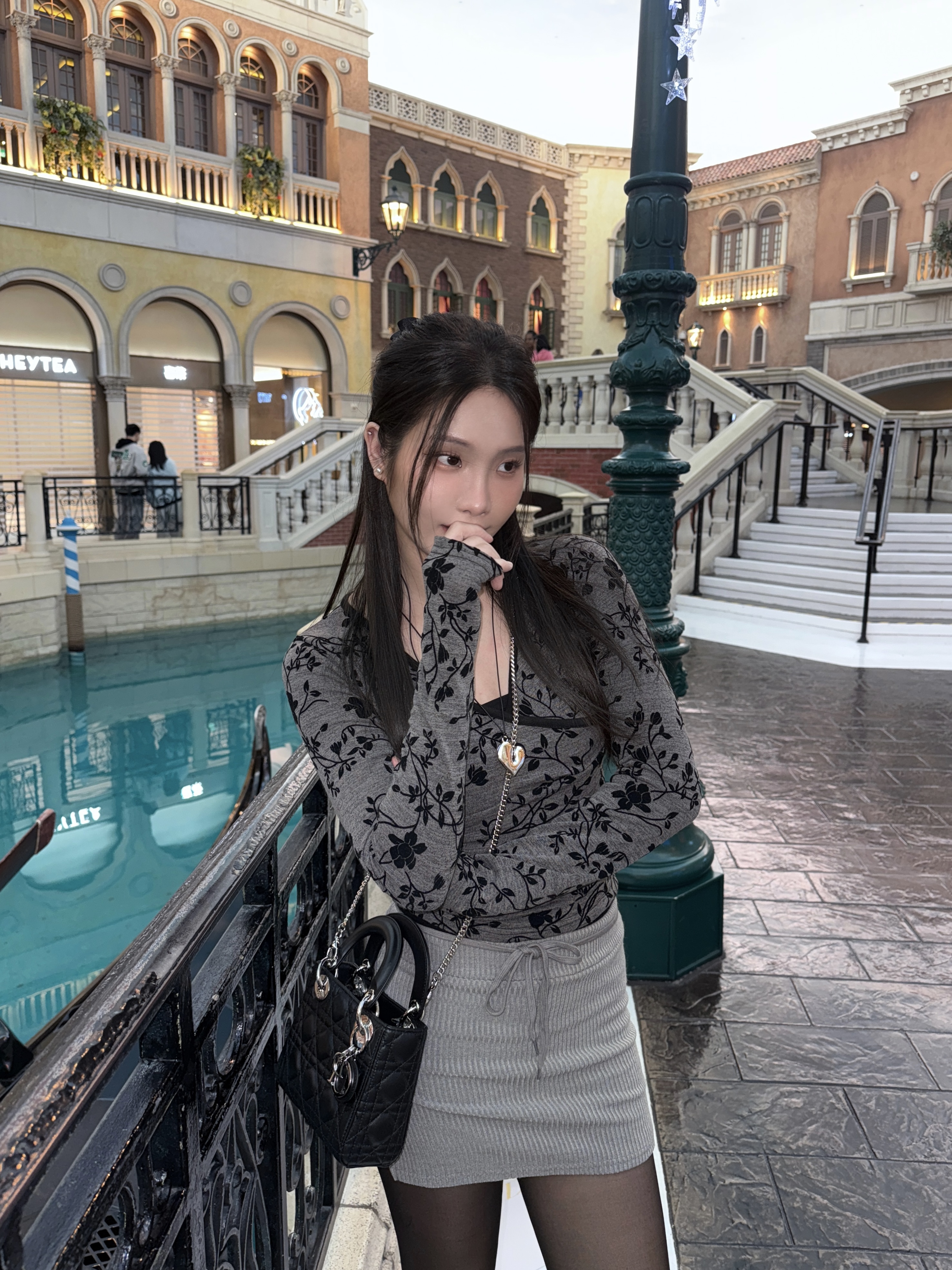 【現貨】H10 洛可可玫瑰上衣 (墨灰)