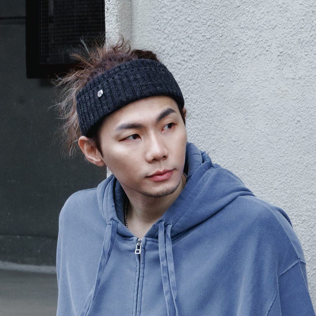 ICON金屬銀牌 反摺厚磅針織頭帶－迷蹤黑