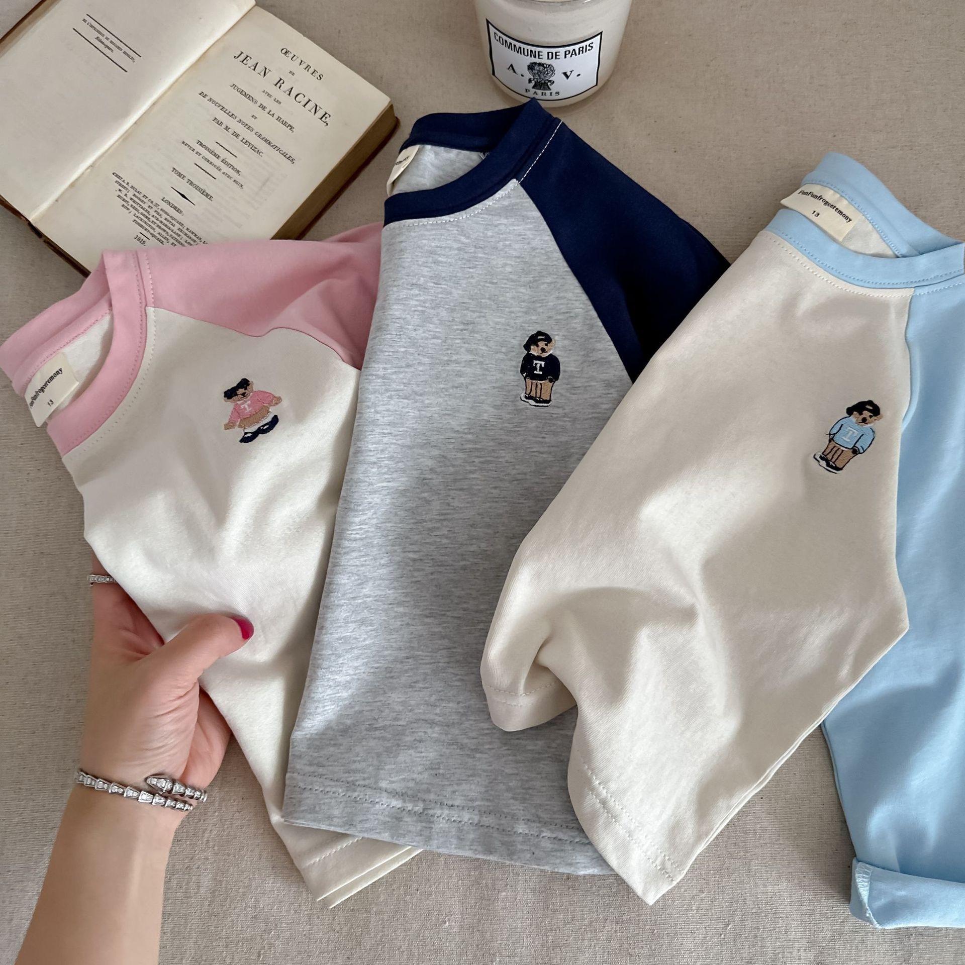 三色刺繡熊拼色上衣