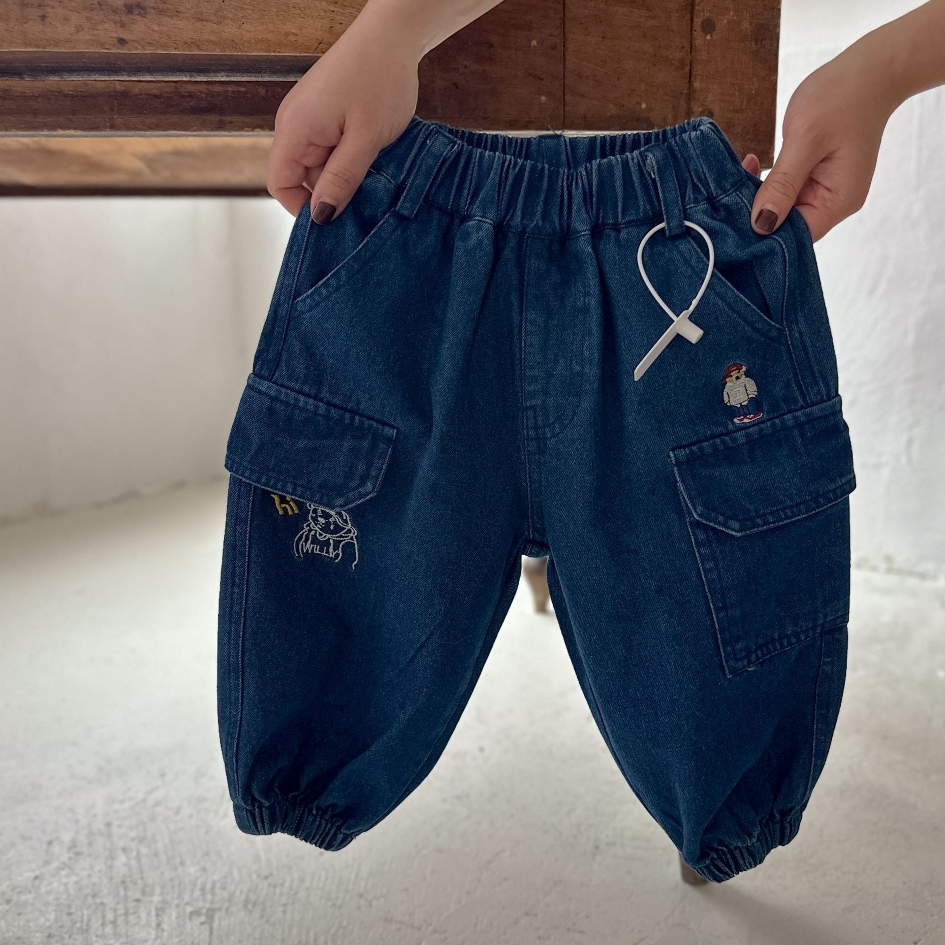 刺繡熊牛仔縮腳褲
