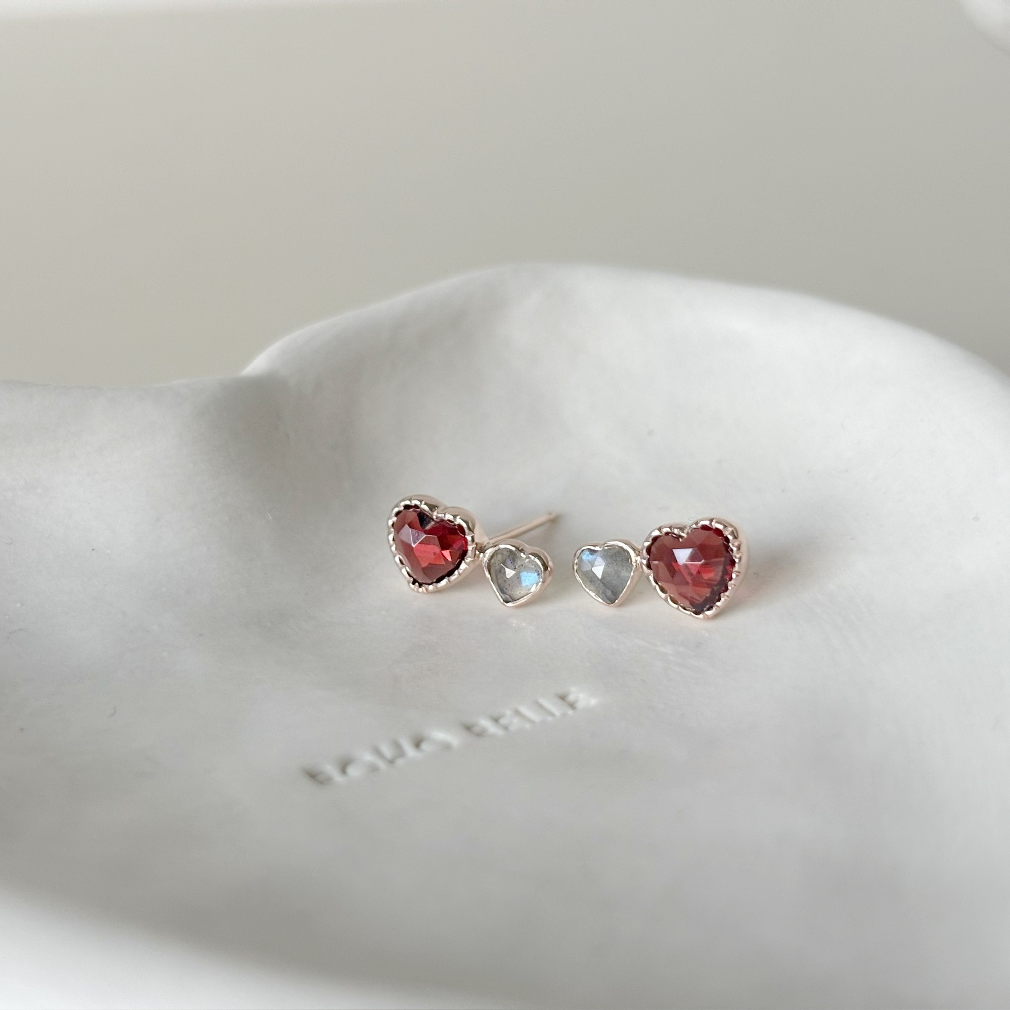 Double heart石榴拉長石耳環