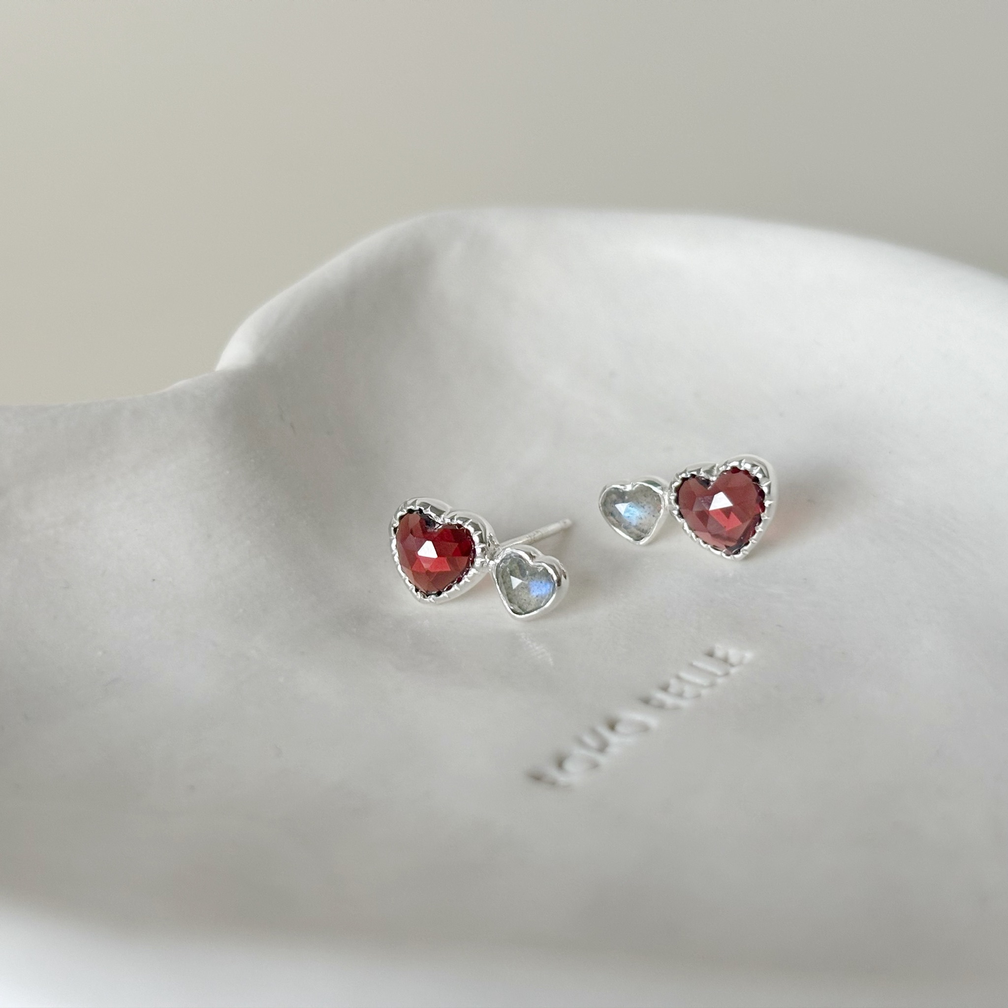 Double heart石榴拉長石耳環