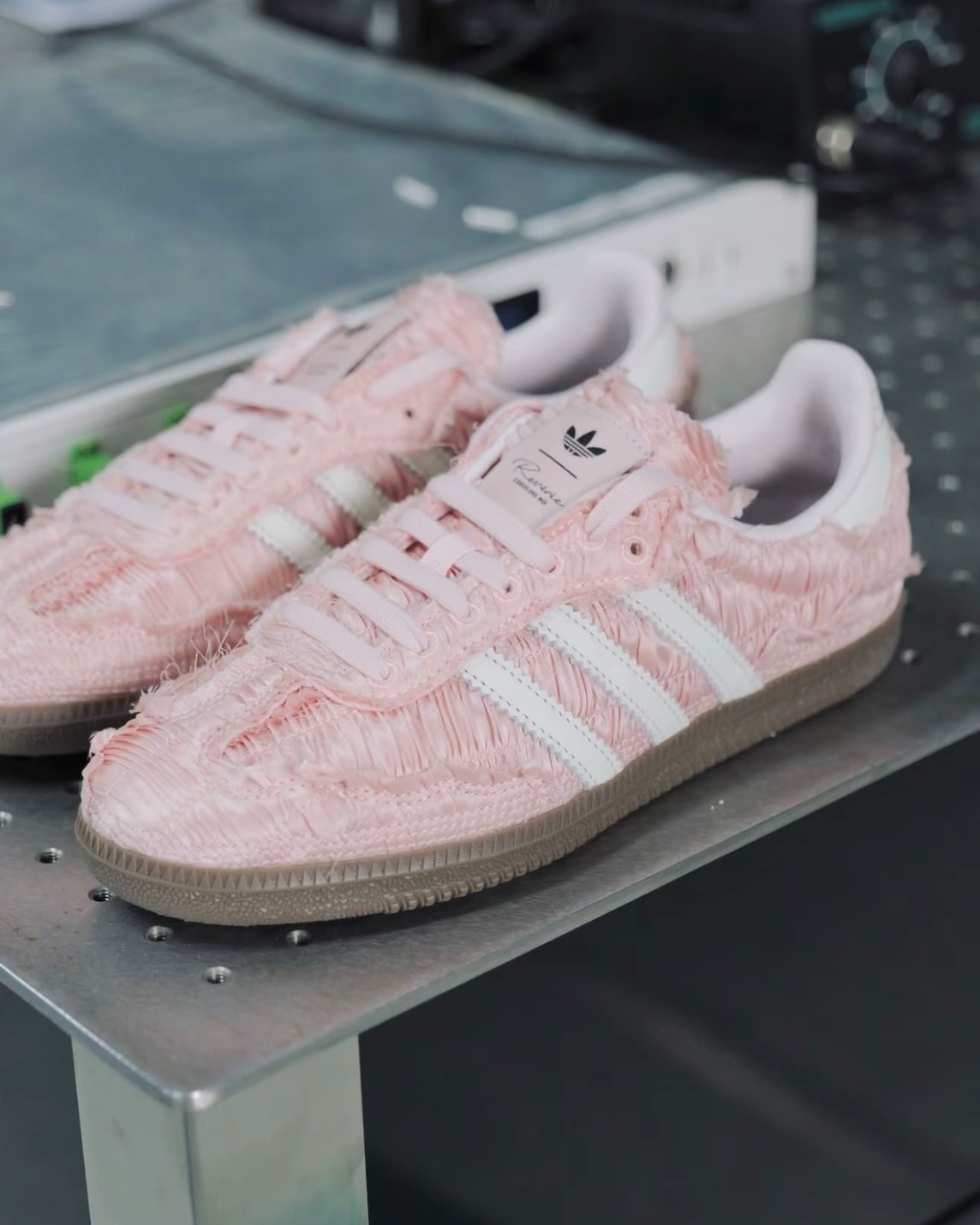 【現貨】CAROLINE X ADIDAS ORIGINALS SAMBA W 粉色絲綢 JQ4747