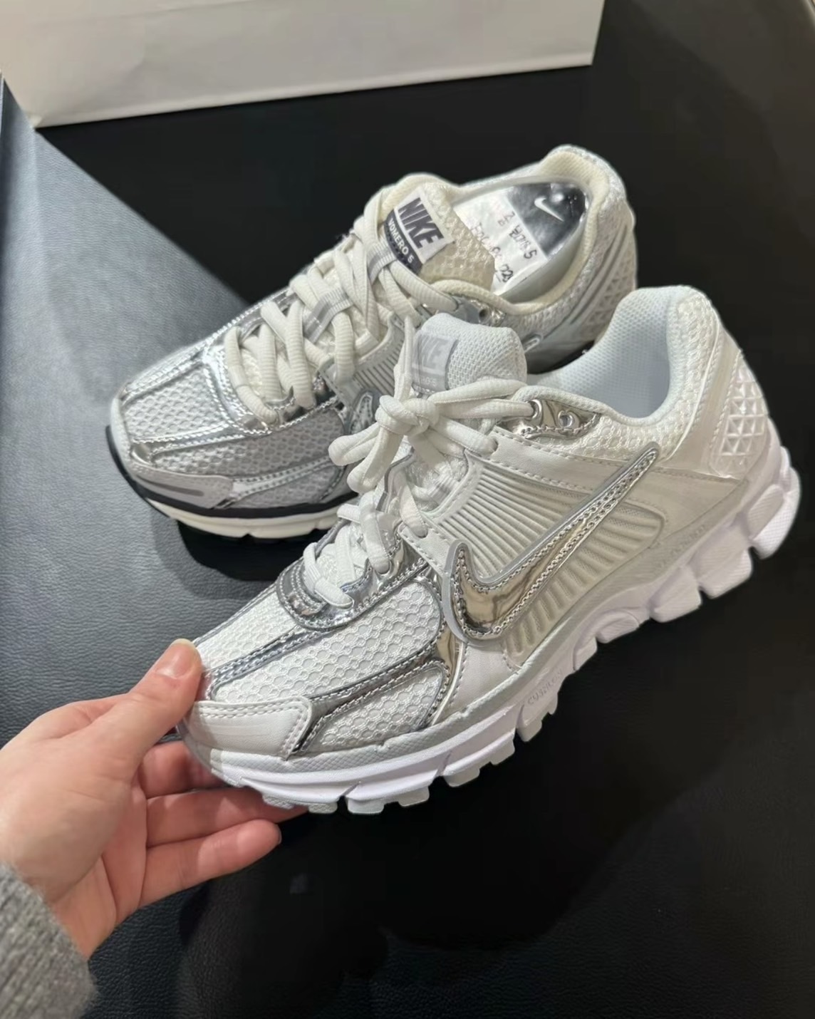 【預購】NIKE ZOOM VOMERO 5 液態銀灰 HF7723100