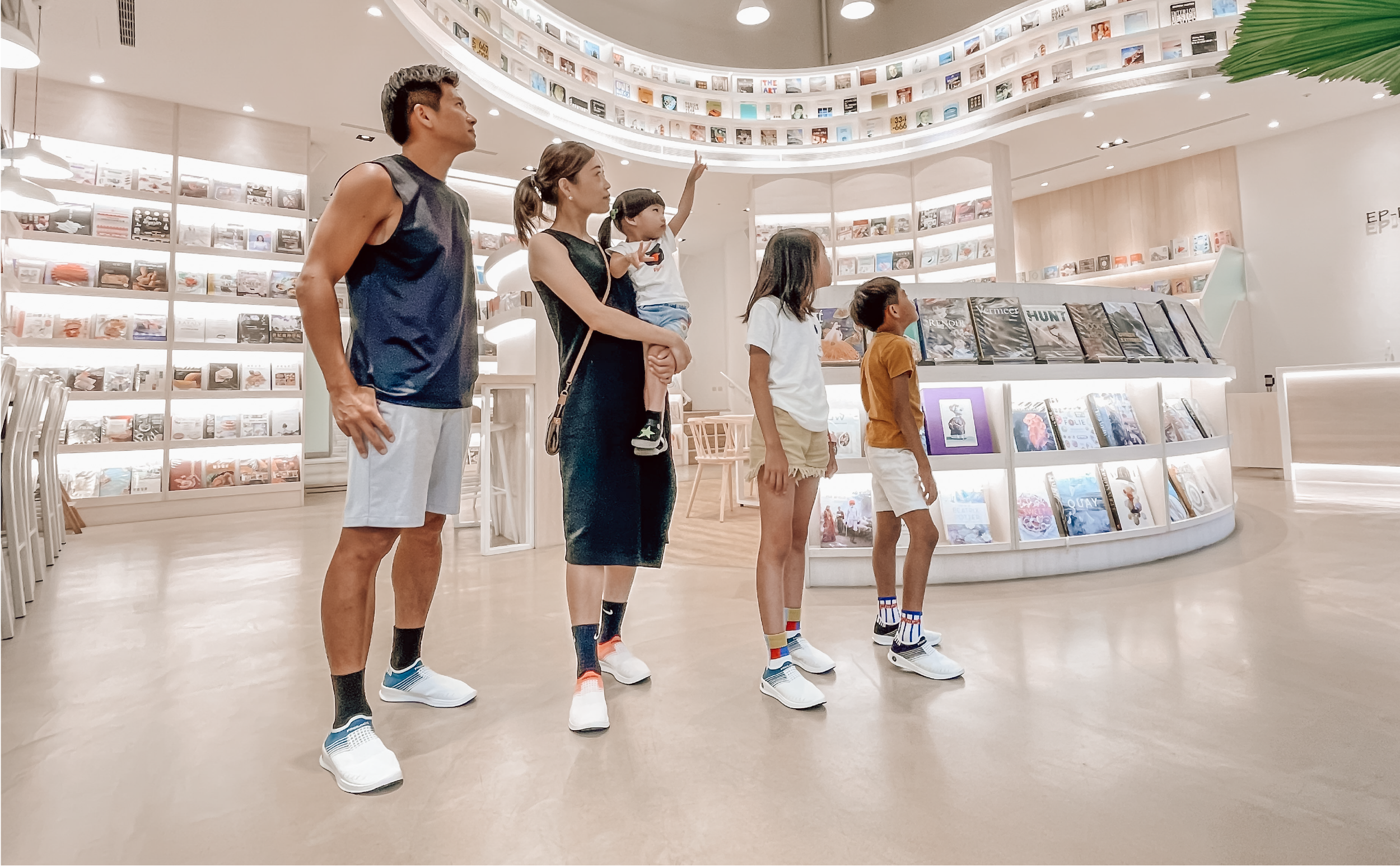 Feebees創辦人與家人在益品書屋，穿著赤足休閒襪鞋，一腳蹬