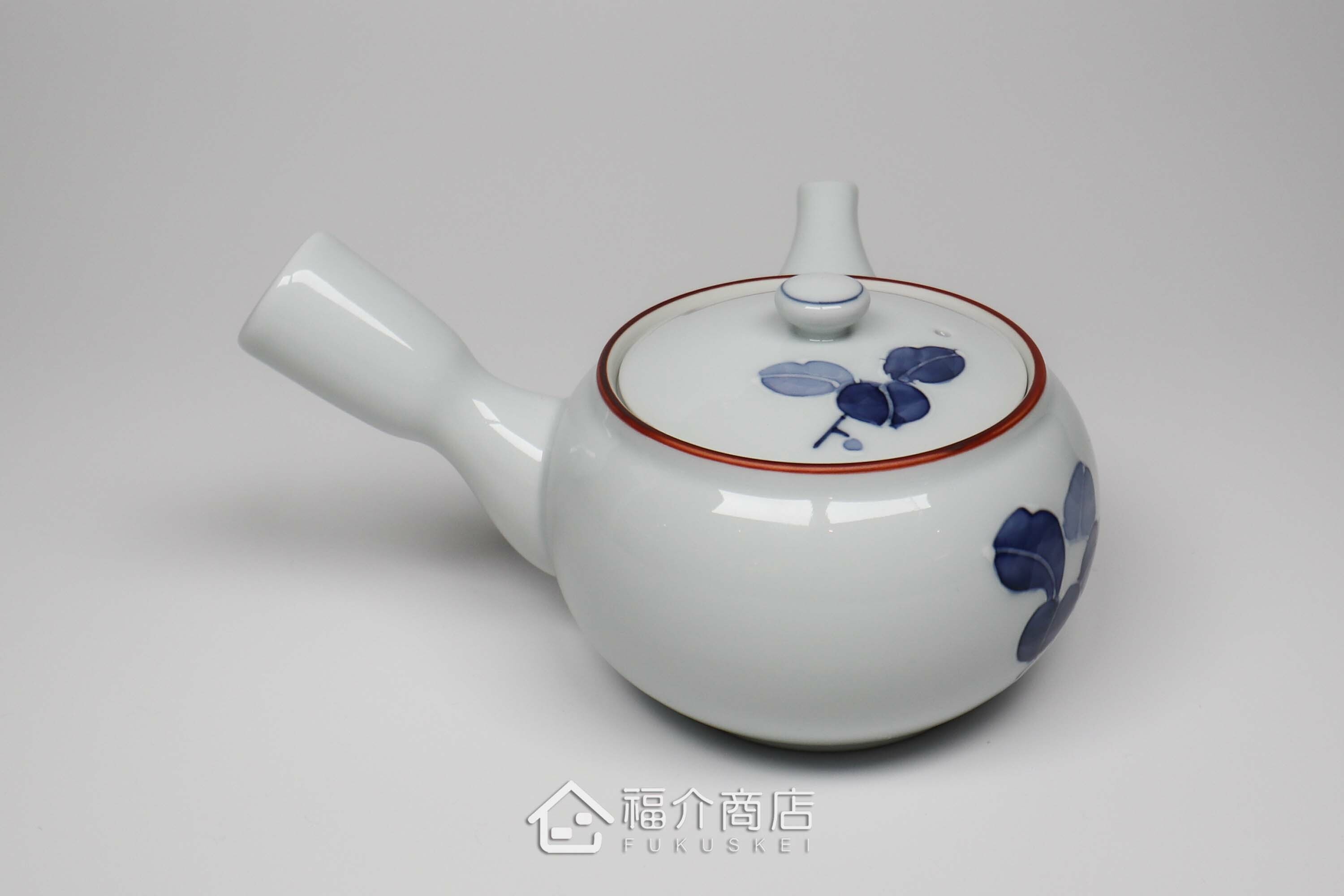 泡茶用的400㏄白色陶茶壺上面有青色花瓣造型