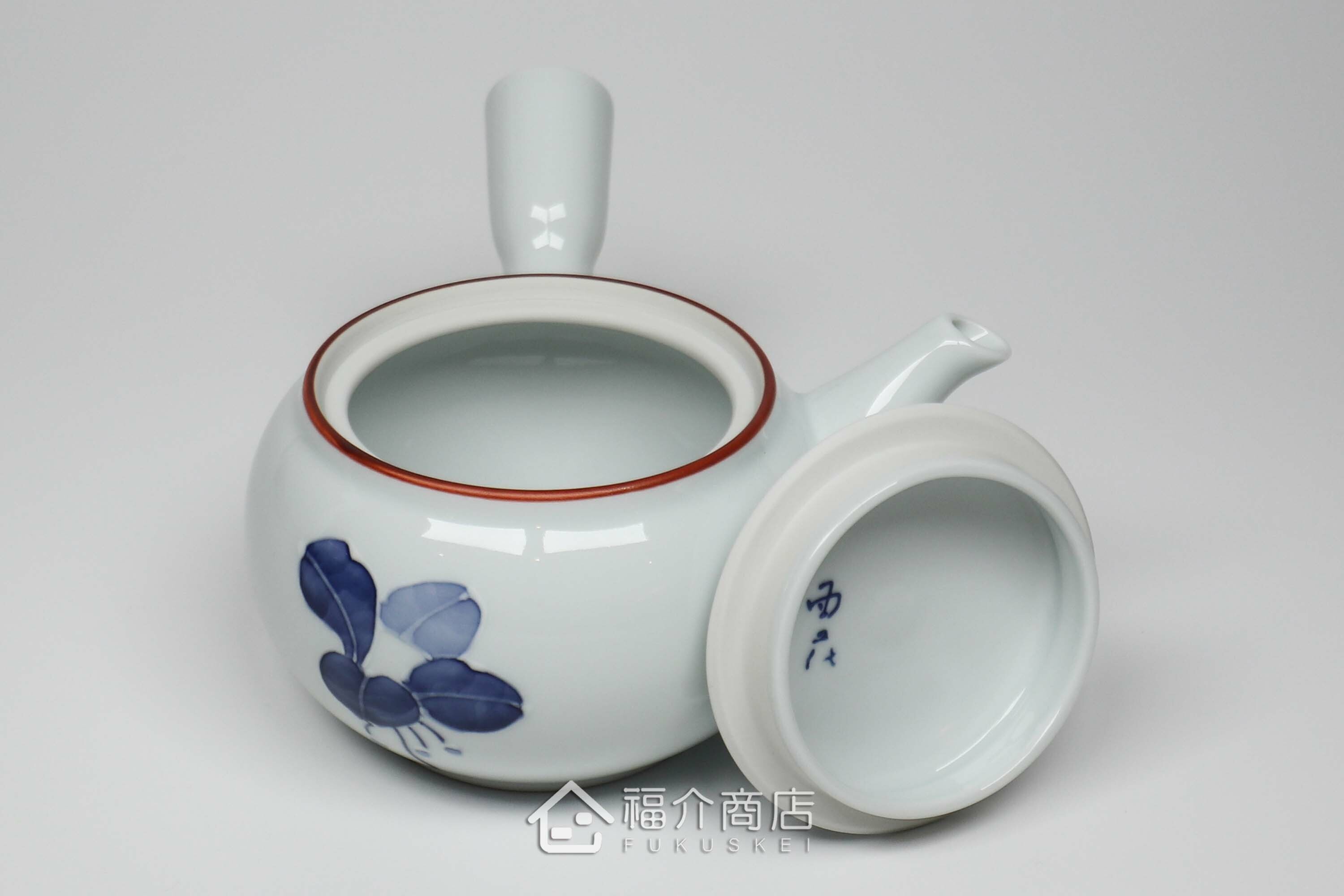 泡茶用的400㏄白色陶茶壺上面有青色花瓣造型