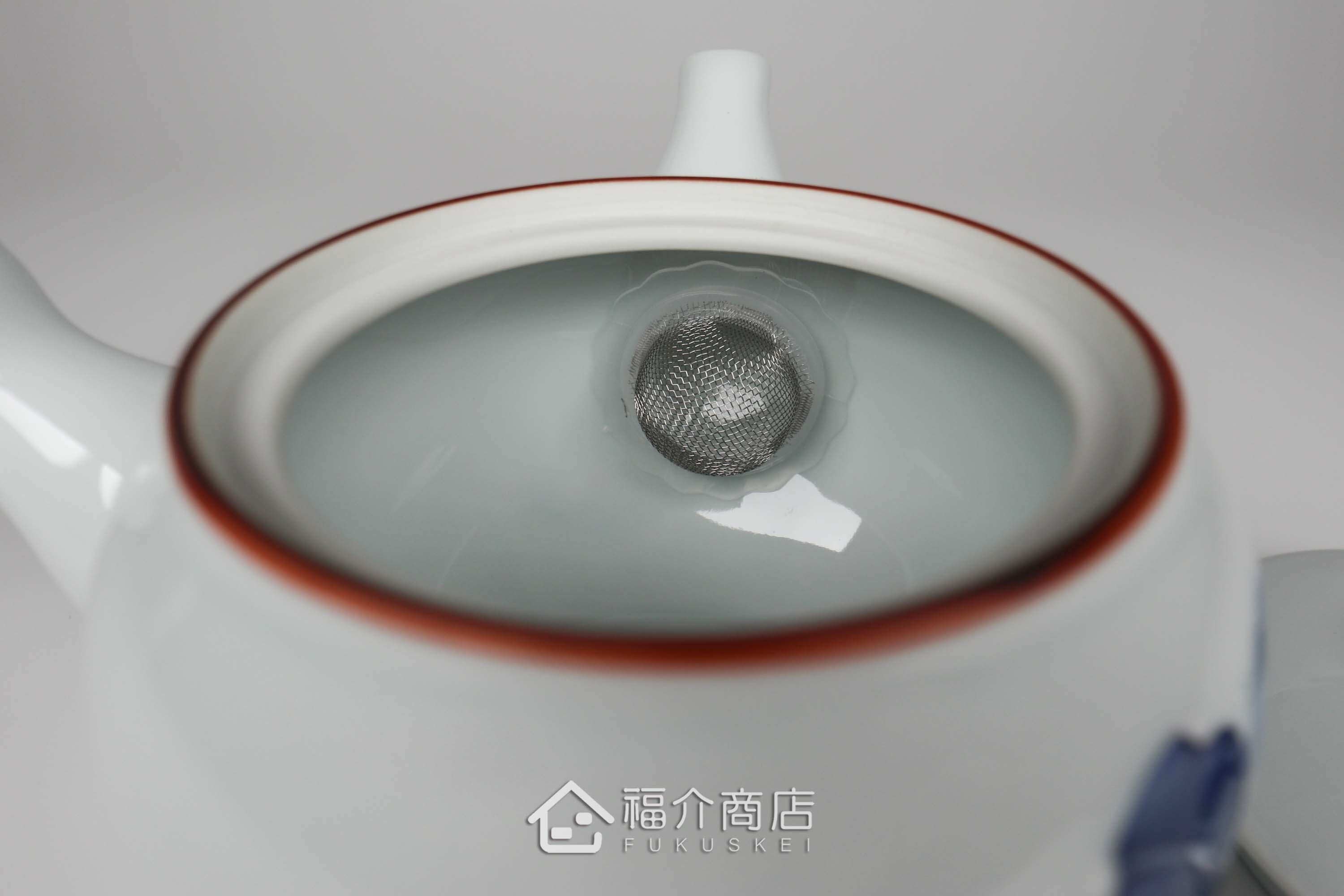 泡茶用的400㏄白色陶茶壺上面有青色花瓣造型