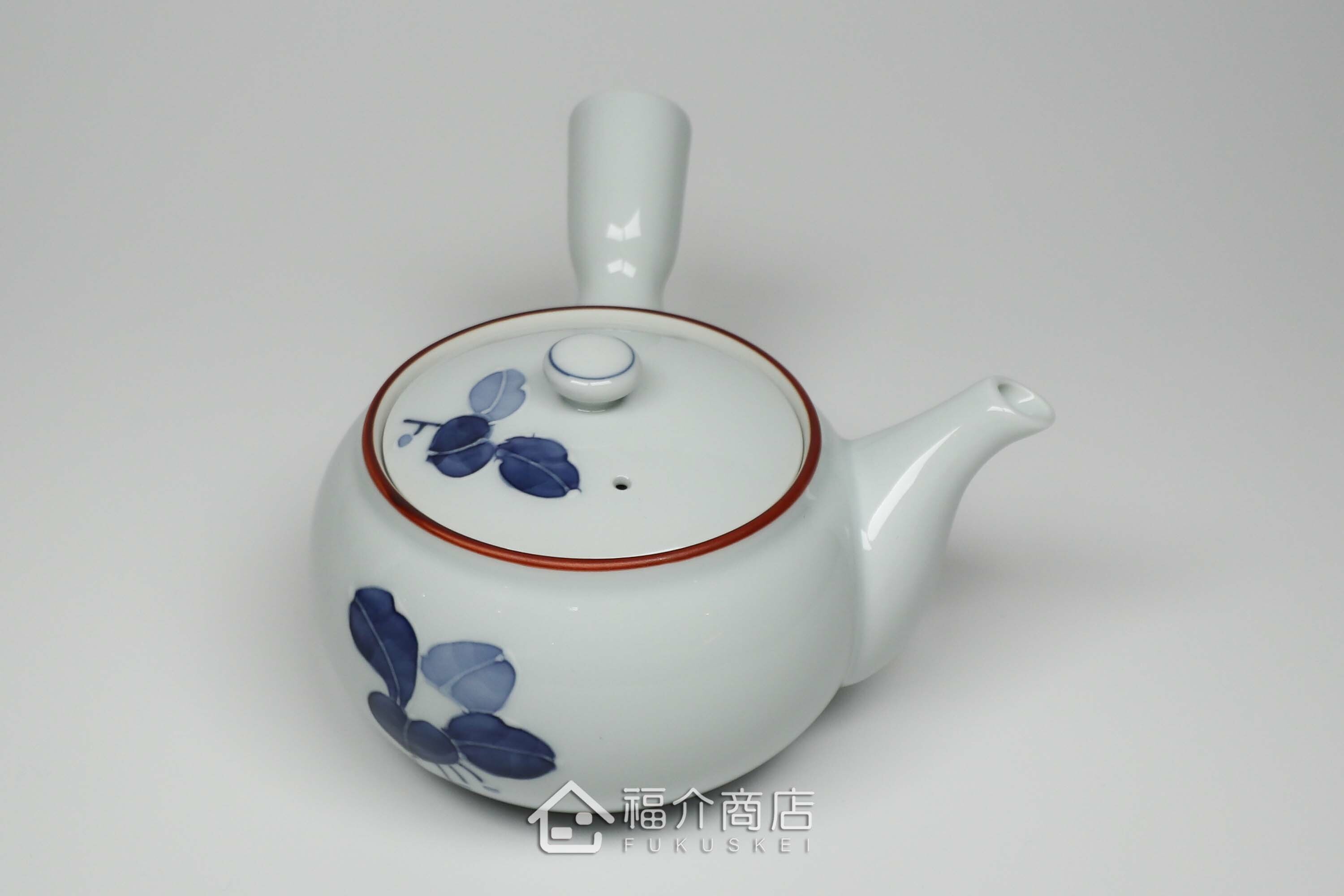 泡茶用的400㏄白色陶茶壺上面有青色花瓣造型