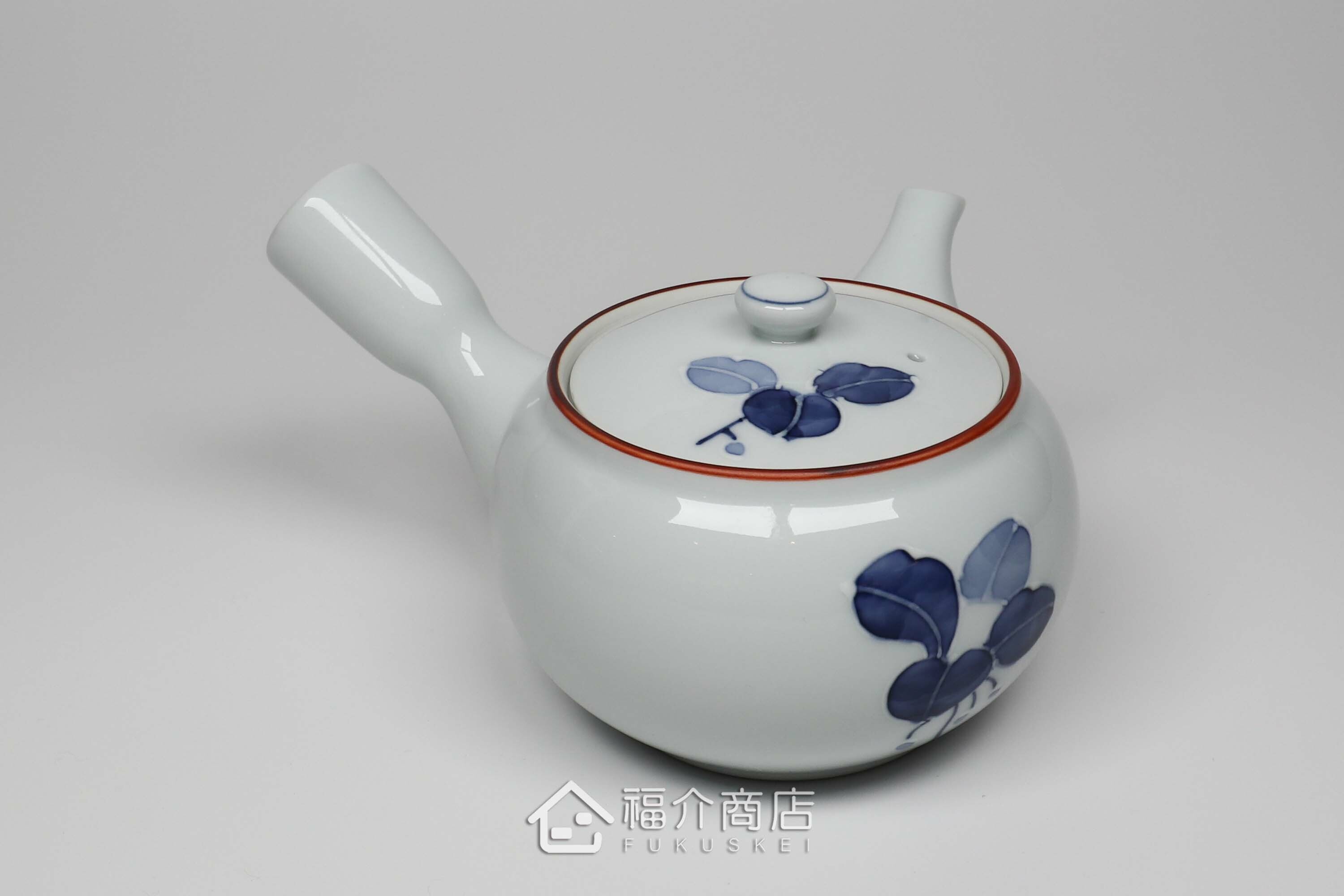 泡茶用的400㏄白色陶茶壺上面有青色花瓣造型