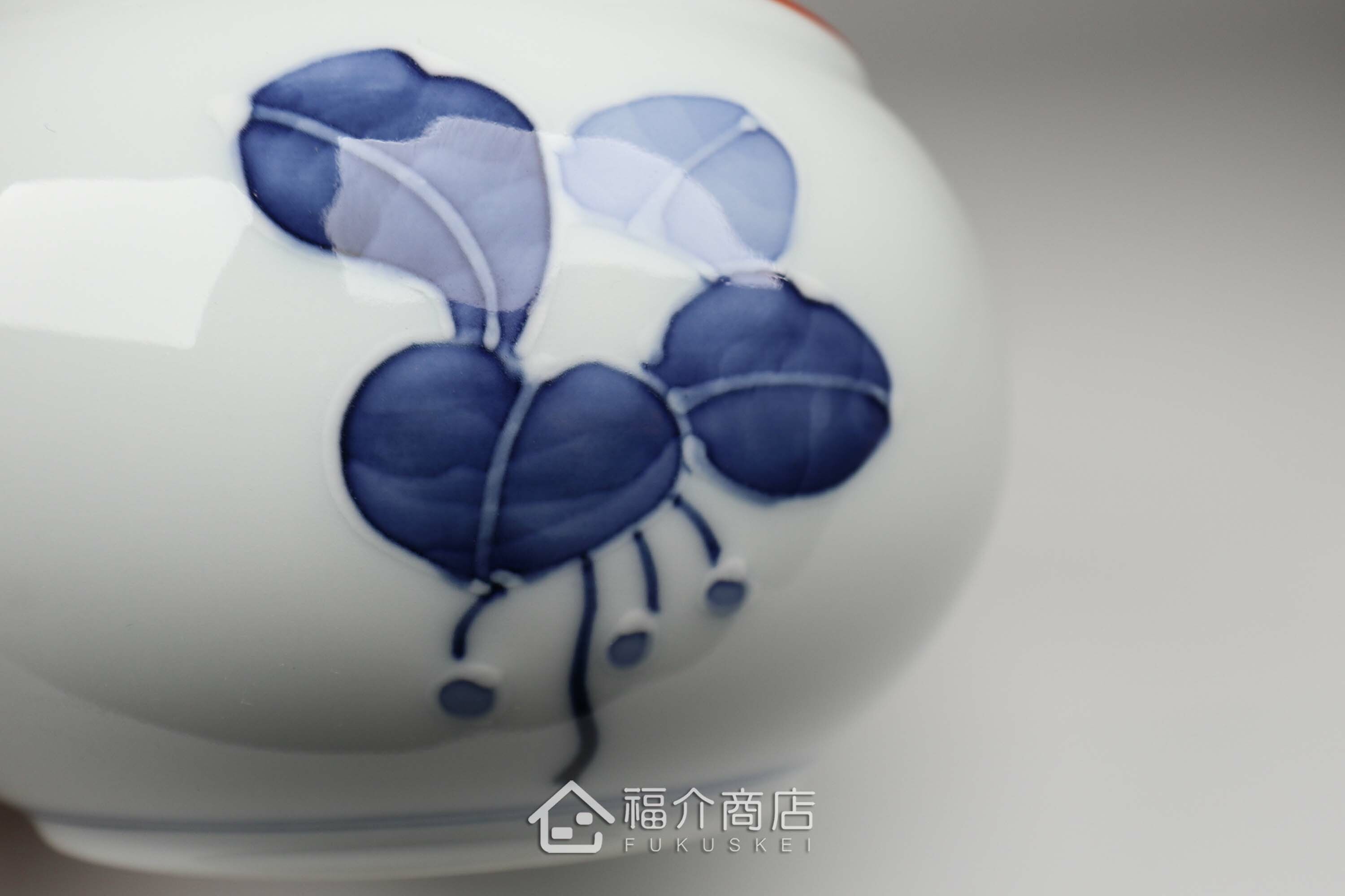 泡茶用的400㏄白色陶茶壺上面有青色花瓣造型