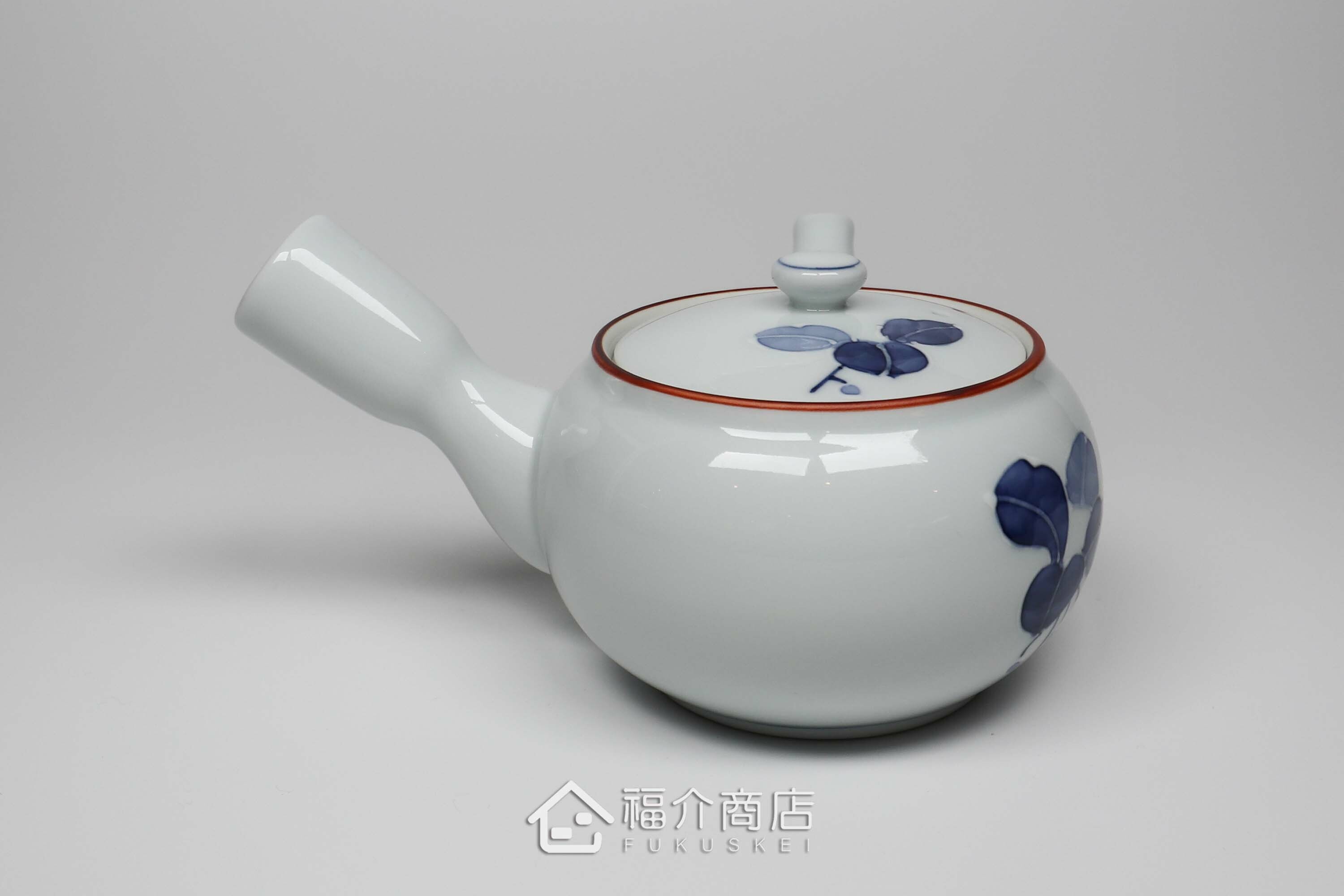 泡茶用的400㏄白色陶茶壺上面有青色花瓣造型