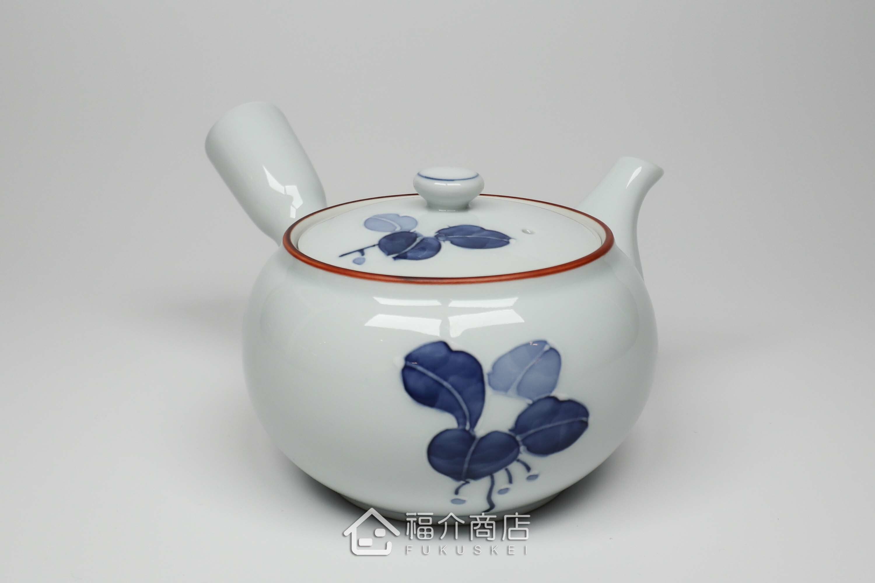 泡茶用的400㏄白色陶茶壺上面有青色花瓣造型