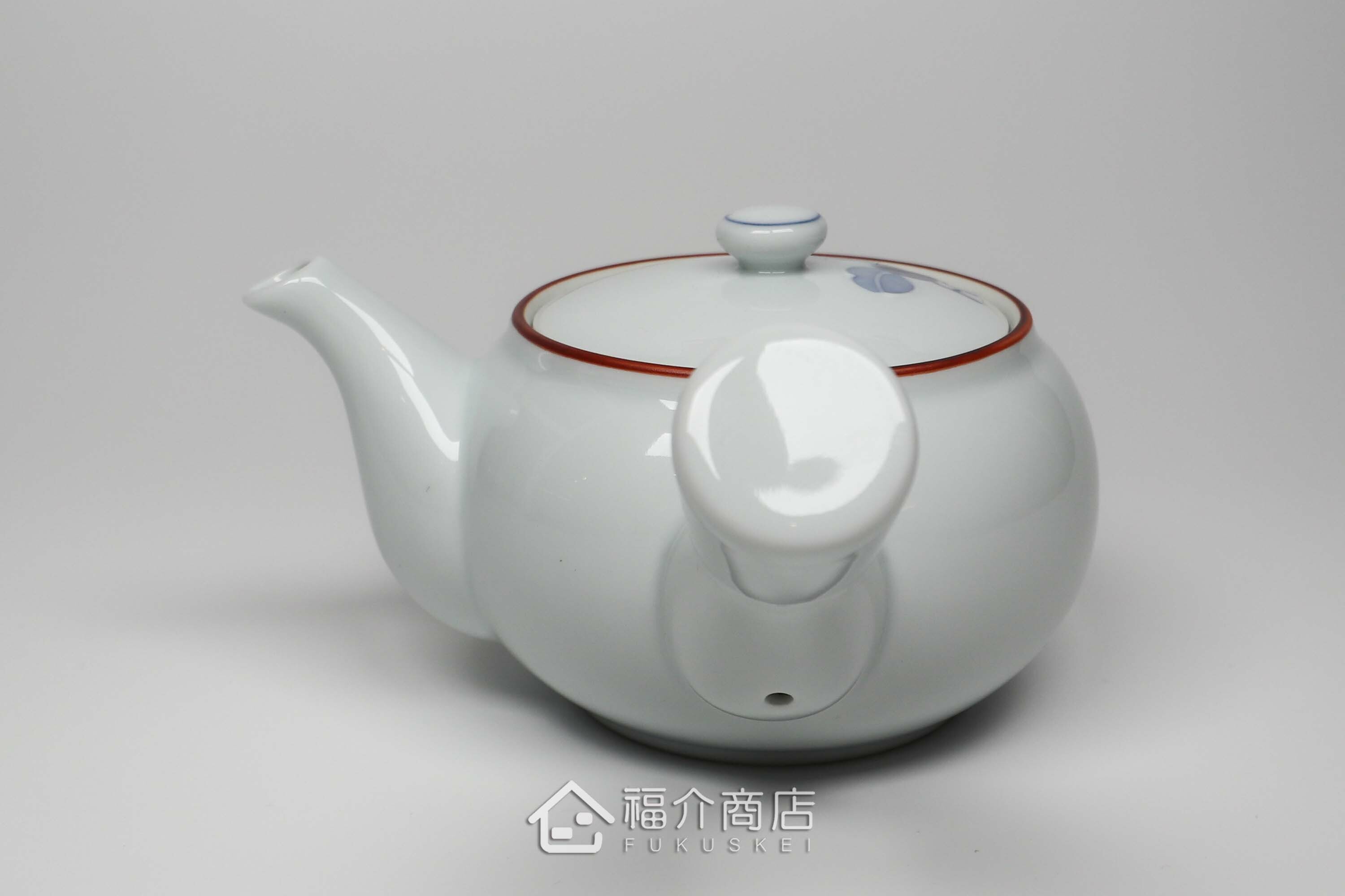 泡茶用的400㏄白色陶茶壺上面有青色花瓣造型