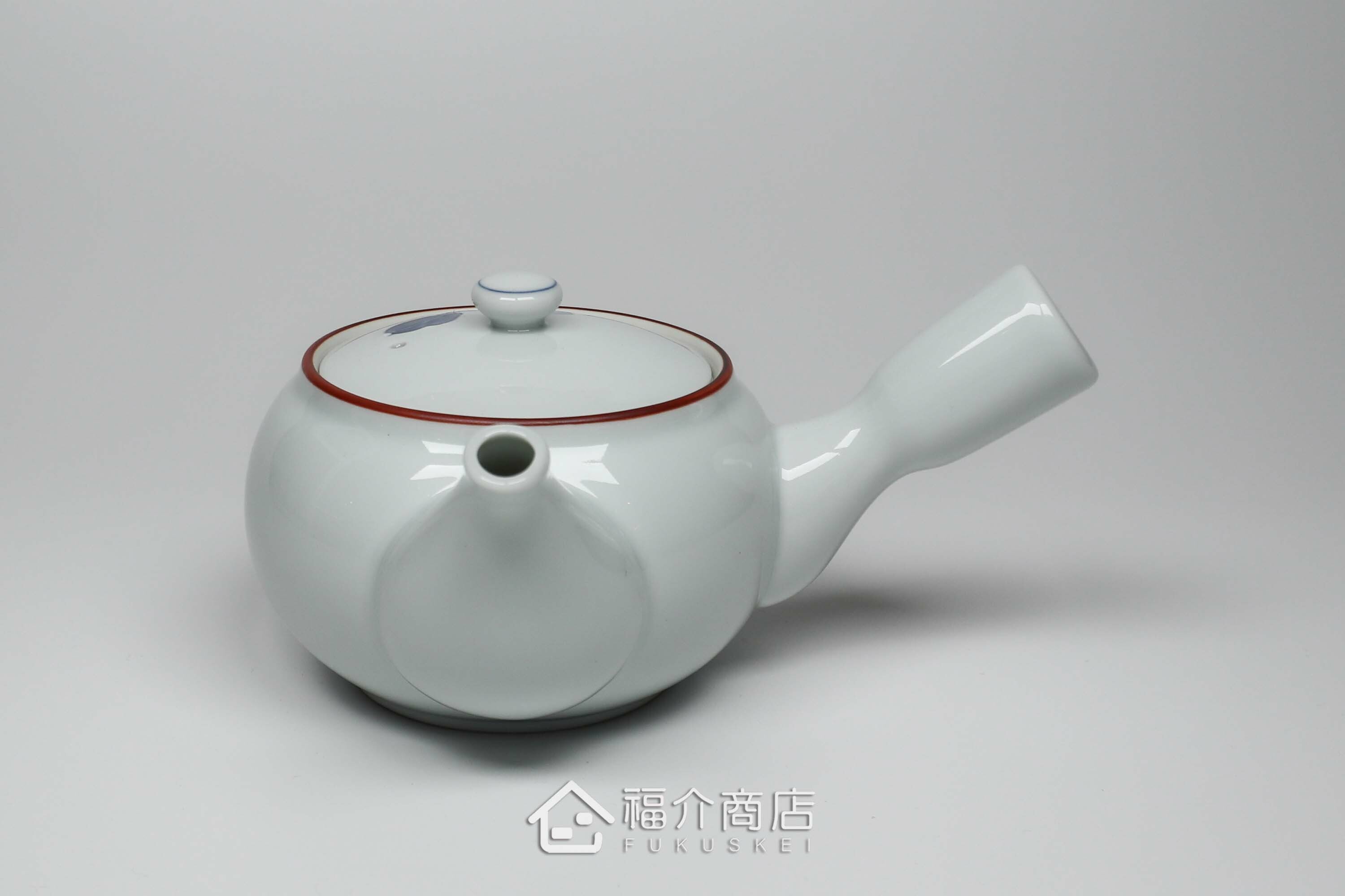 泡茶用的400㏄白色陶茶壺上面有青色花瓣造型