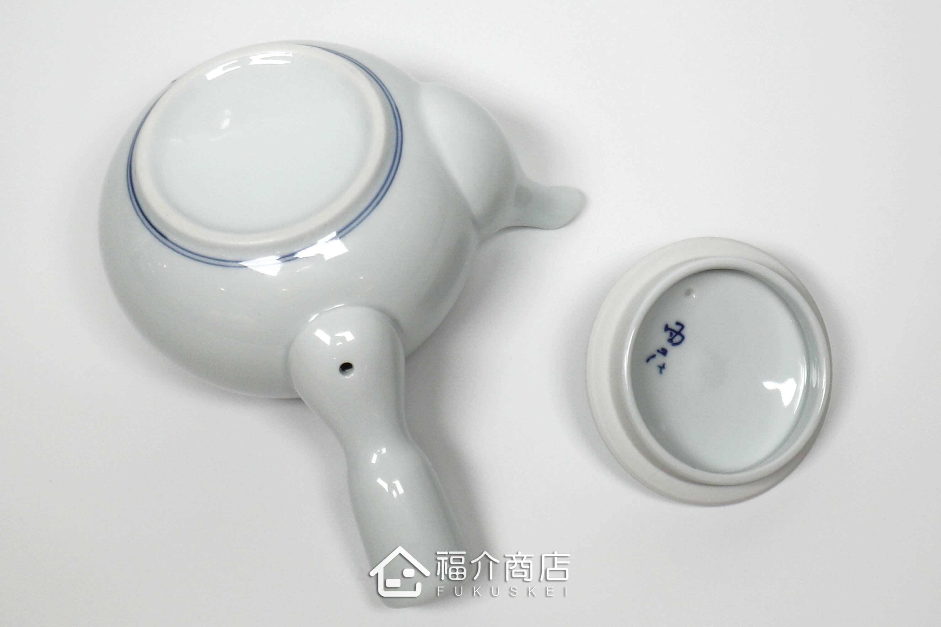 泡茶用的400㏄白色陶茶壺上面有青色花瓣造型