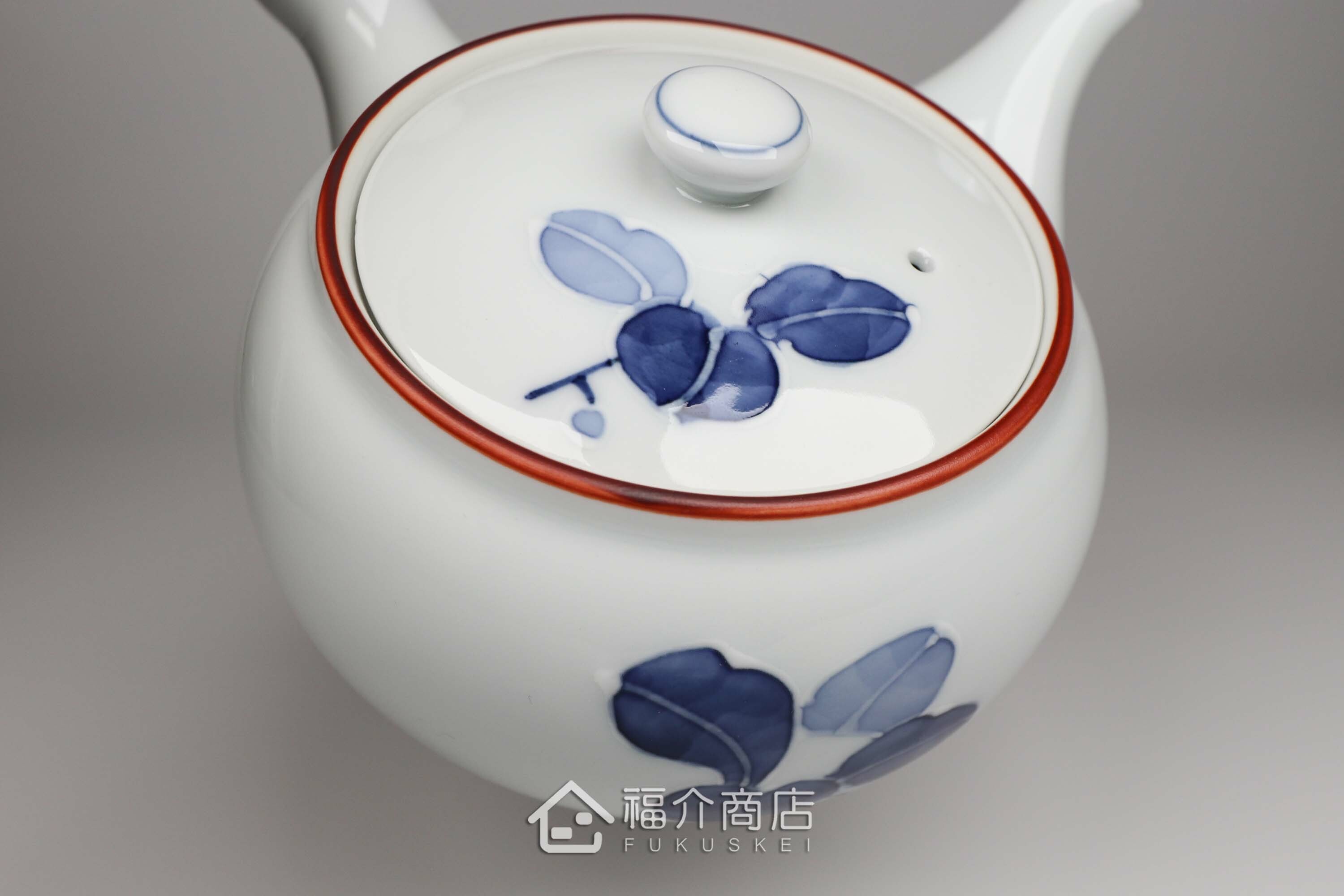 泡茶用的400㏄白色陶茶壺上面有青色花瓣造型