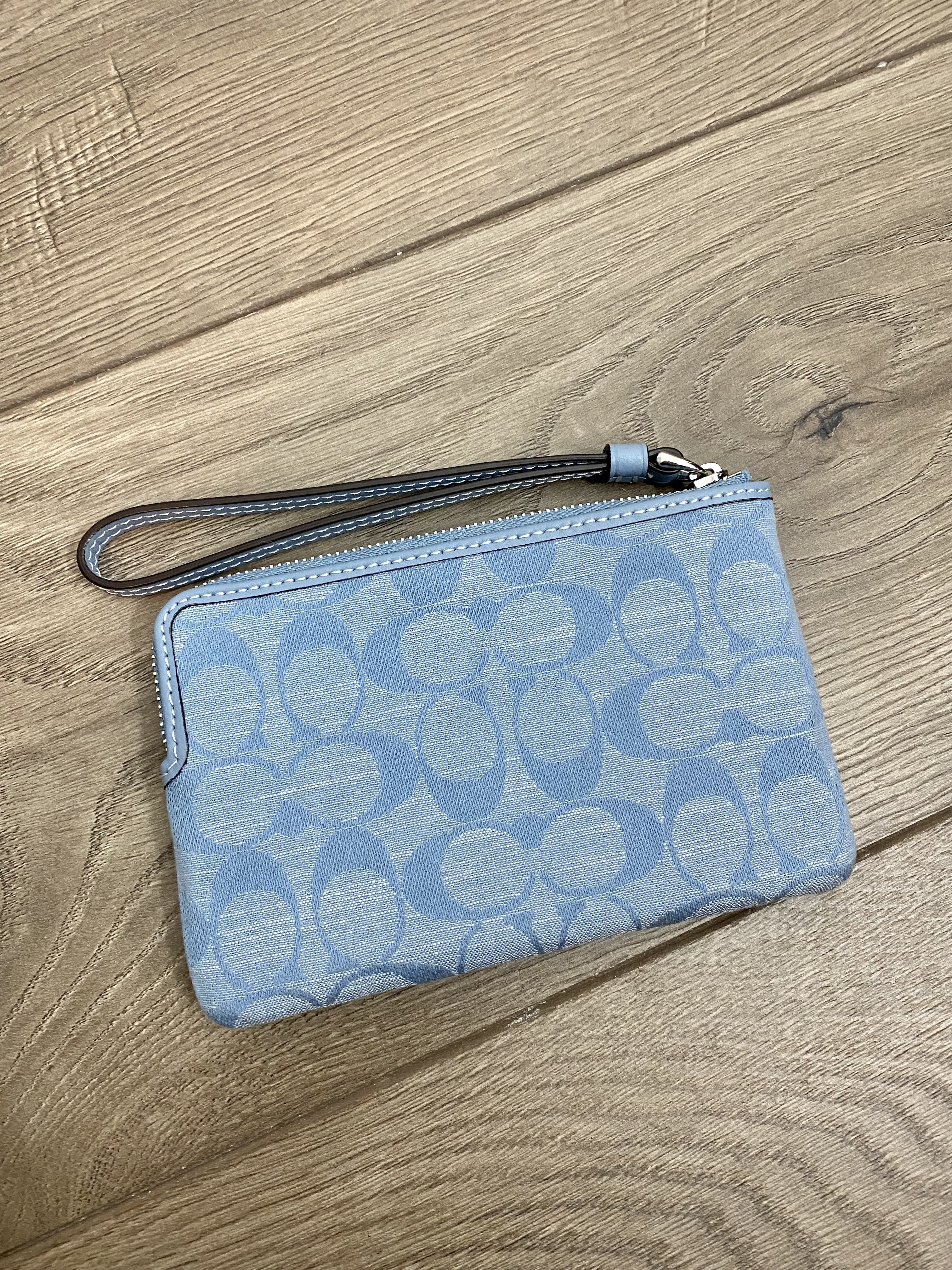 美國現貨 Coach Signature Chambray Corner Zip Wristlet - Blue