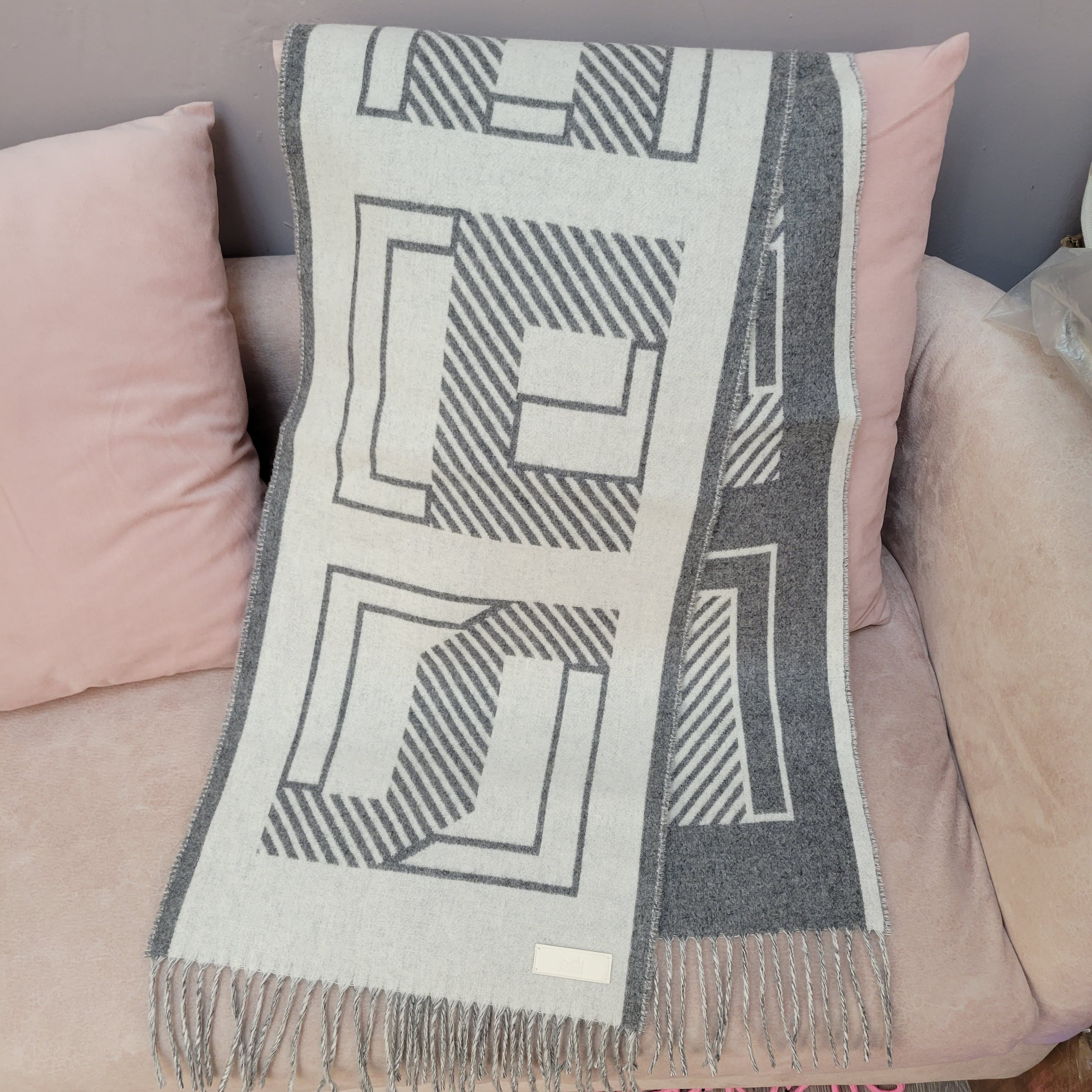 HERMES Casaque Lettres au Carre muffler ivoire / gris flanelle (GRIS)灰色 圍巾 頸巾