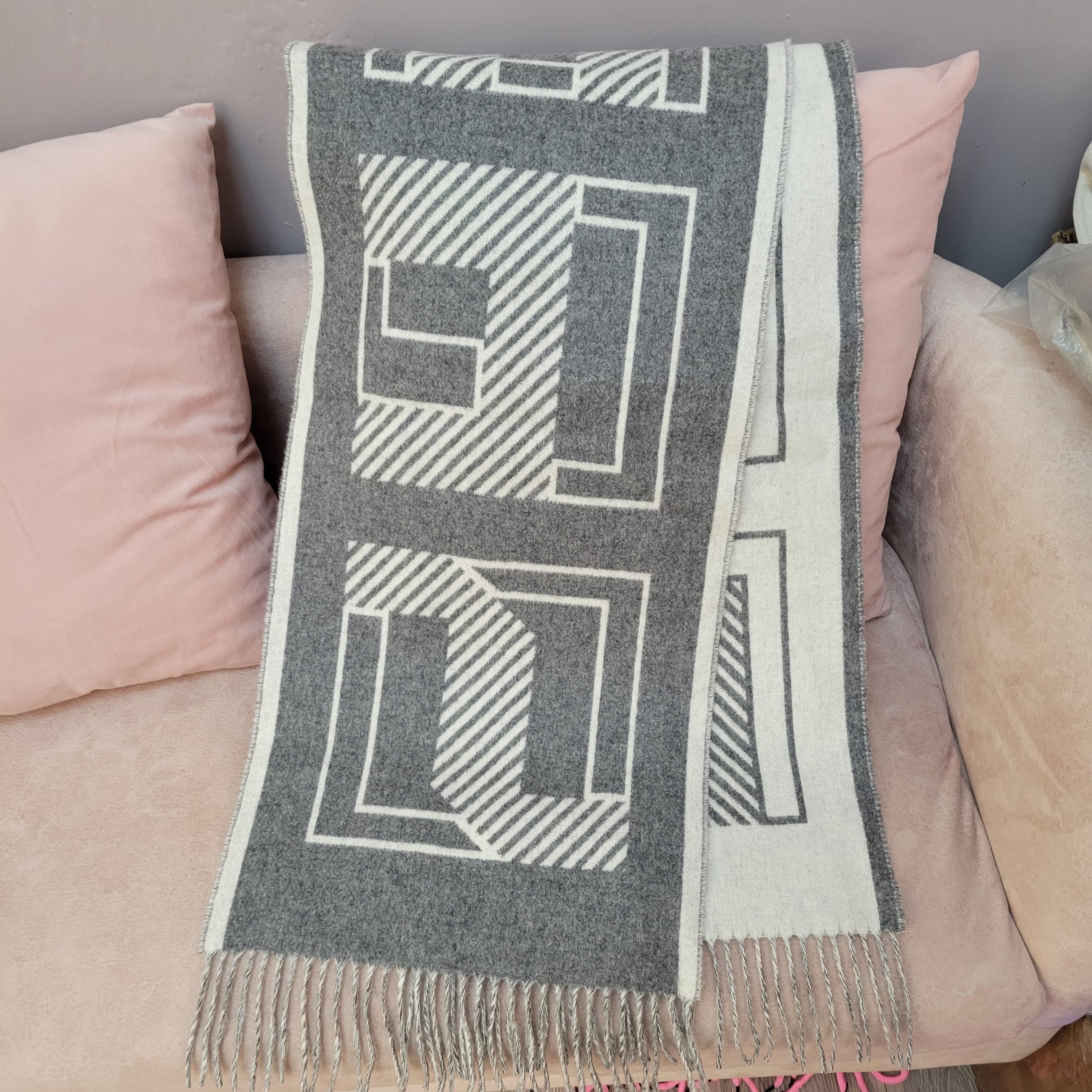 HERMES Casaque Lettres au Carre muffler ivoire / gris flanelle (GRIS)灰色 圍巾 頸巾