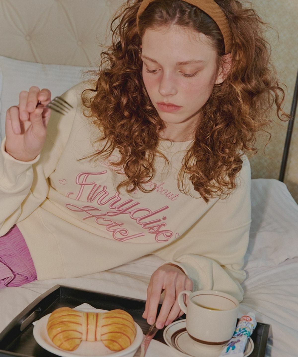 RONRON LATE CHECK-OUT CROP SWEATSHIRTS