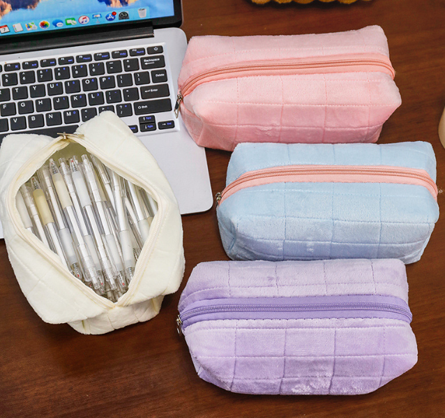 大容量格子枕头包绒布款铅笔盒