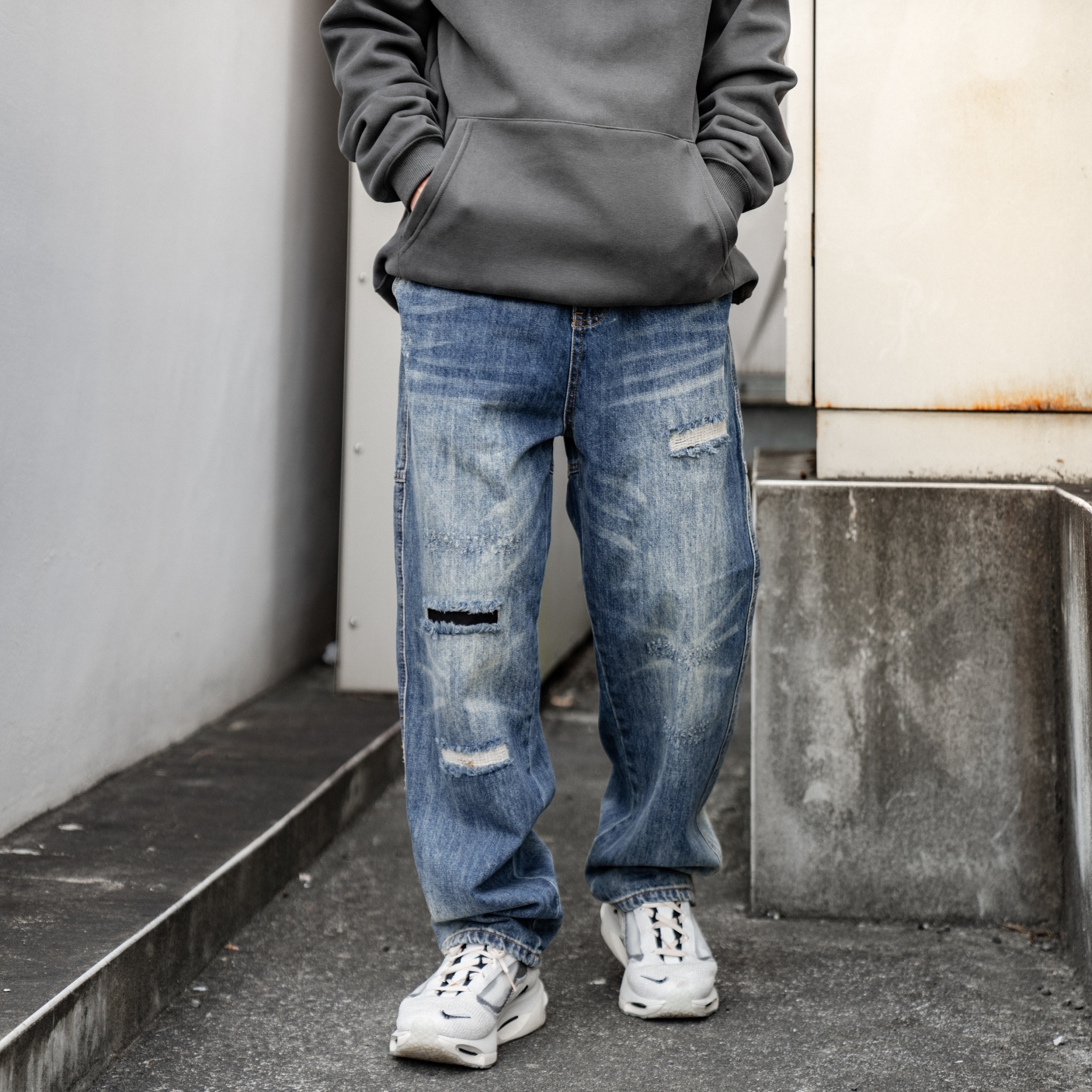 SBG 抓破補釘寬鬆微錐牛仔褲 805