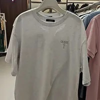 [S] GUESS UNISEX TRIANGLE LOGO ON SQUARE FRAME SHORT SLEEVE T-SHIRT,LIGHT GRAY, KO2K8444-LGY [FINAL SALE] (SGU665)