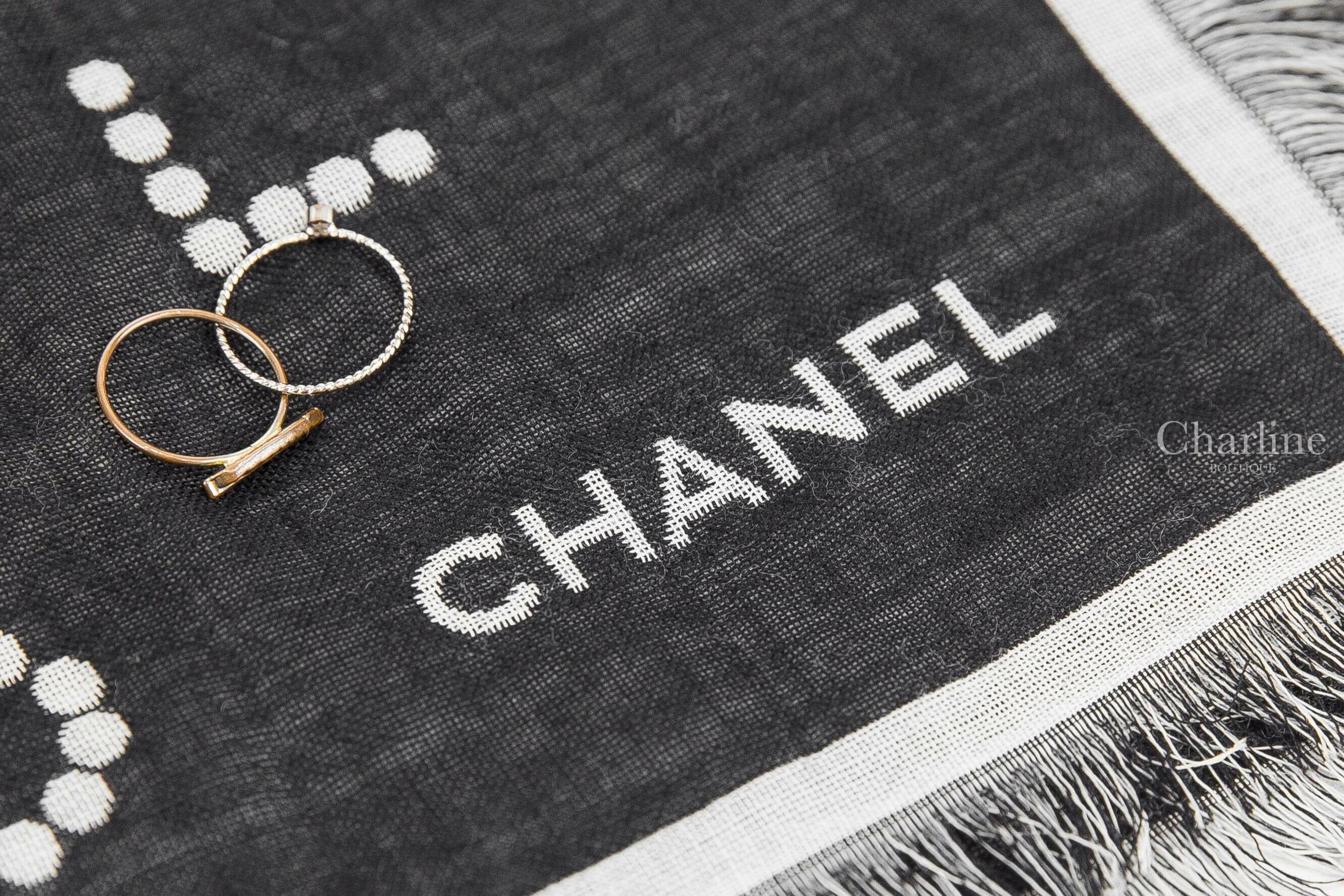 Chanel Square Scarf 黑色白色圓點字母CC線條滾邊羊毛混真絲流蘇披肩