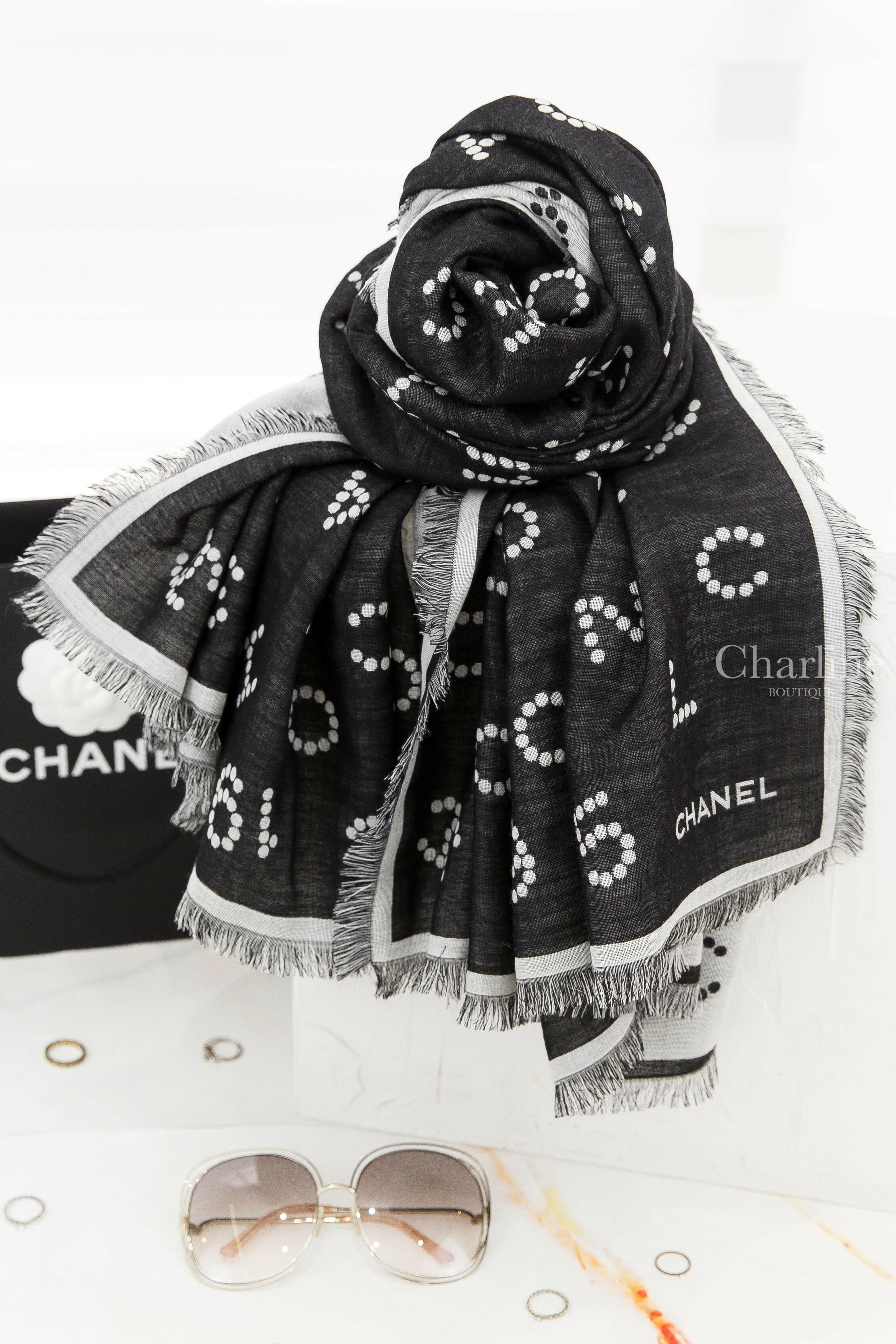 Chanel Square Scarf 黑色白色圓點字母CC線條滾邊羊毛混真絲流蘇披肩