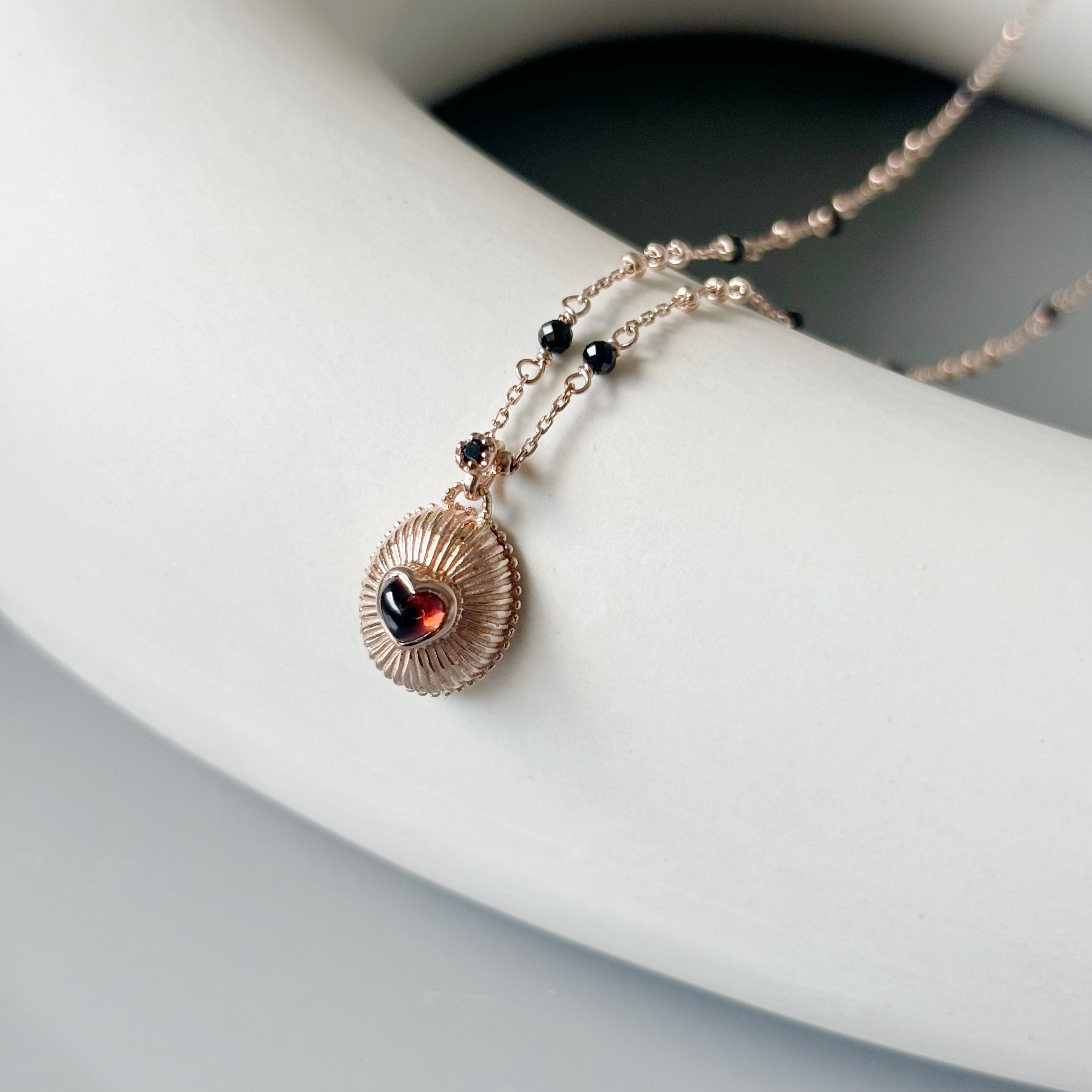 Vintage heart石榴石黑尖晶項鍊