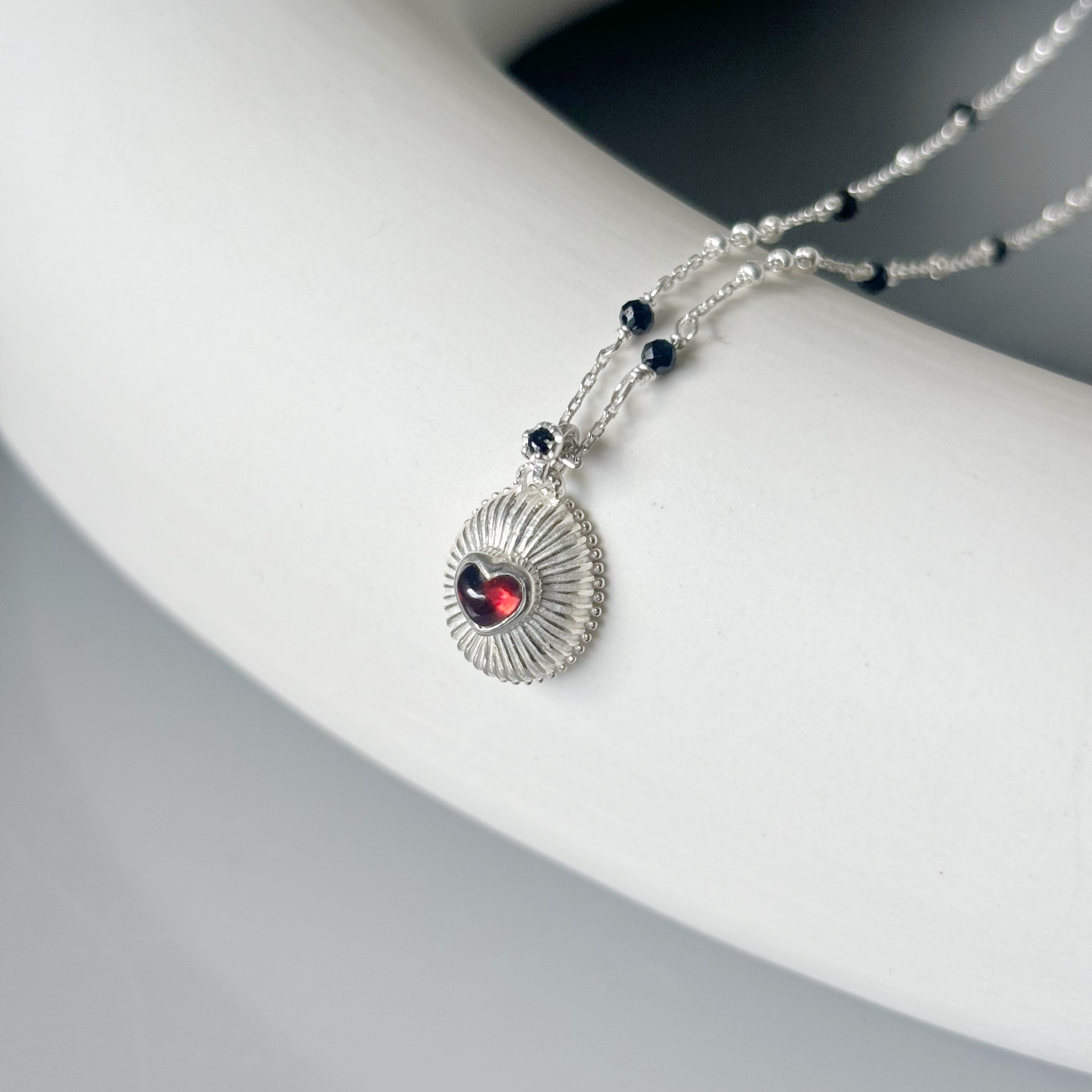 Vintage heart石榴石黑尖晶項鍊