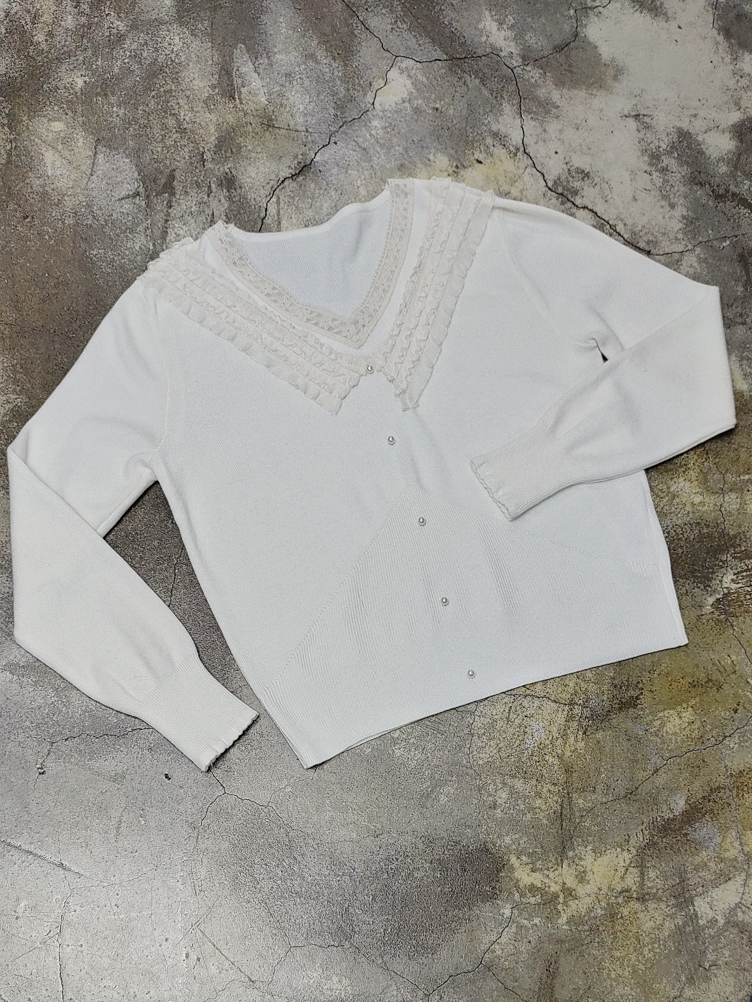 蕾絲花邊領假開胸薄冷衫 (*現貨款式）