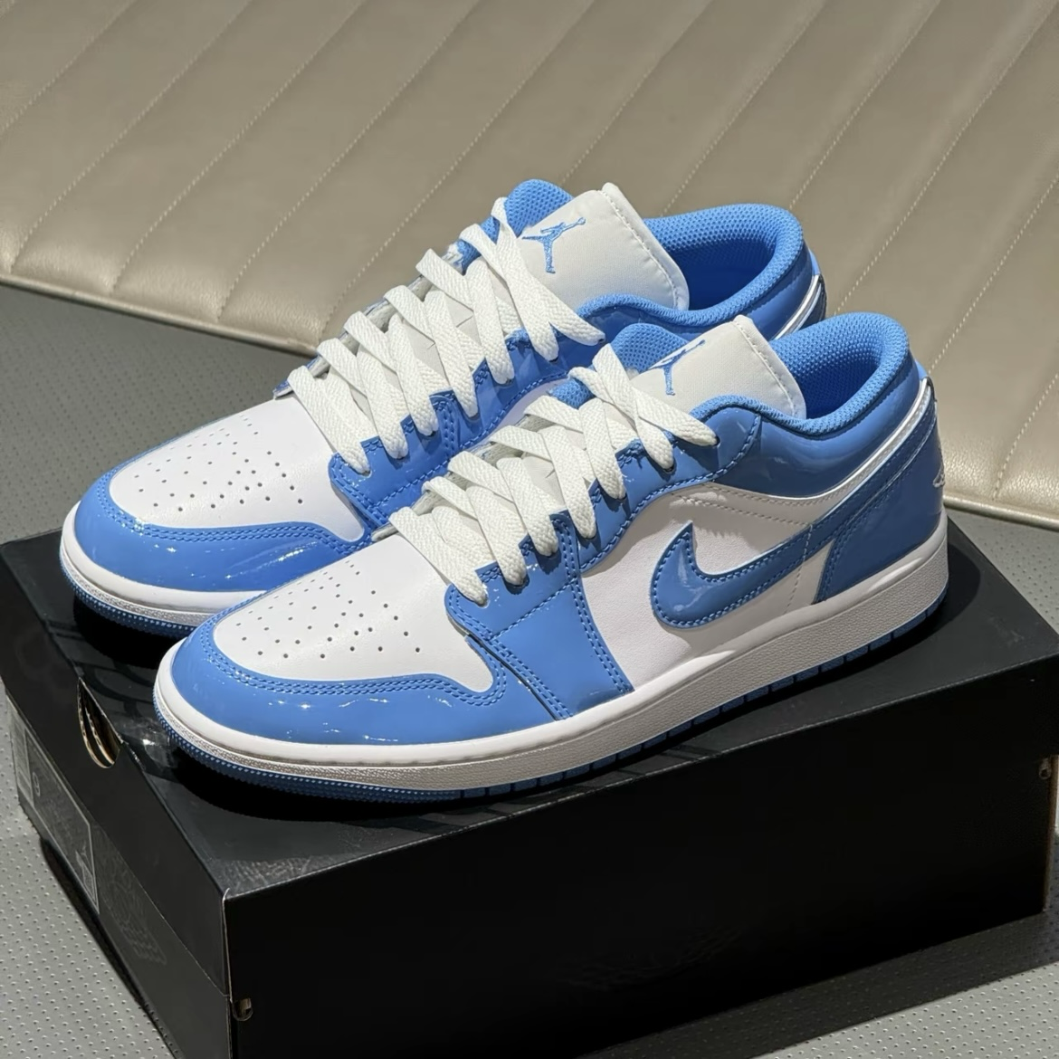 Nike Air Jordan 1 Low SE White Legend Blue 北卡藍 大學藍 漆皮 白藍 AJ 低筒休閒鞋