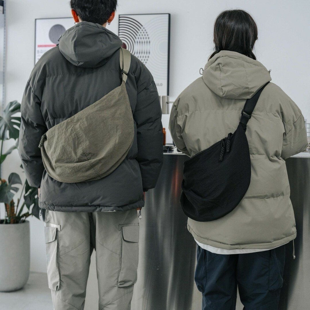 圓弧形 側背包 月型 防潑水 尼龍 包包【 FUZY 】- B205093