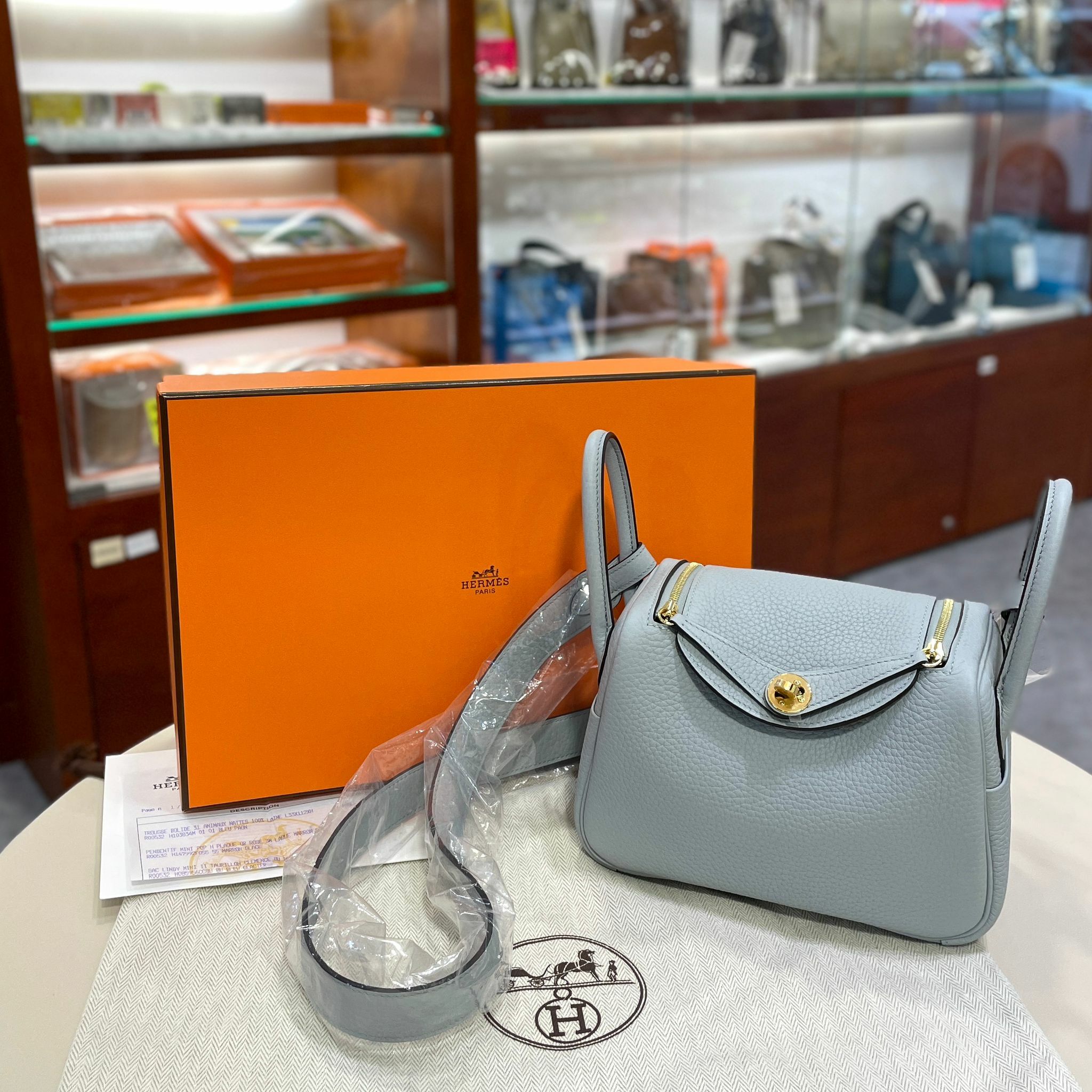 全新HERMES MINI LINDY W刻冰川藍色TC皮金扣8U BLUE GLACIER/GHW #B 全新HERMES MINI LINDY W刻冰川藍色TC皮金扣8U BLUE GLACIER/GHW #B
