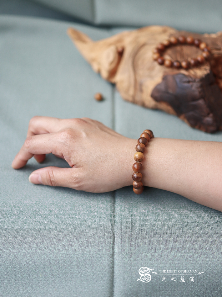 台灣肖楠珍藏雷劈木手珠 光之薩滿限定獨家 雷擊木 避邪聖物 肖楠木，天然紋理細緻厚實   -光之薩滿