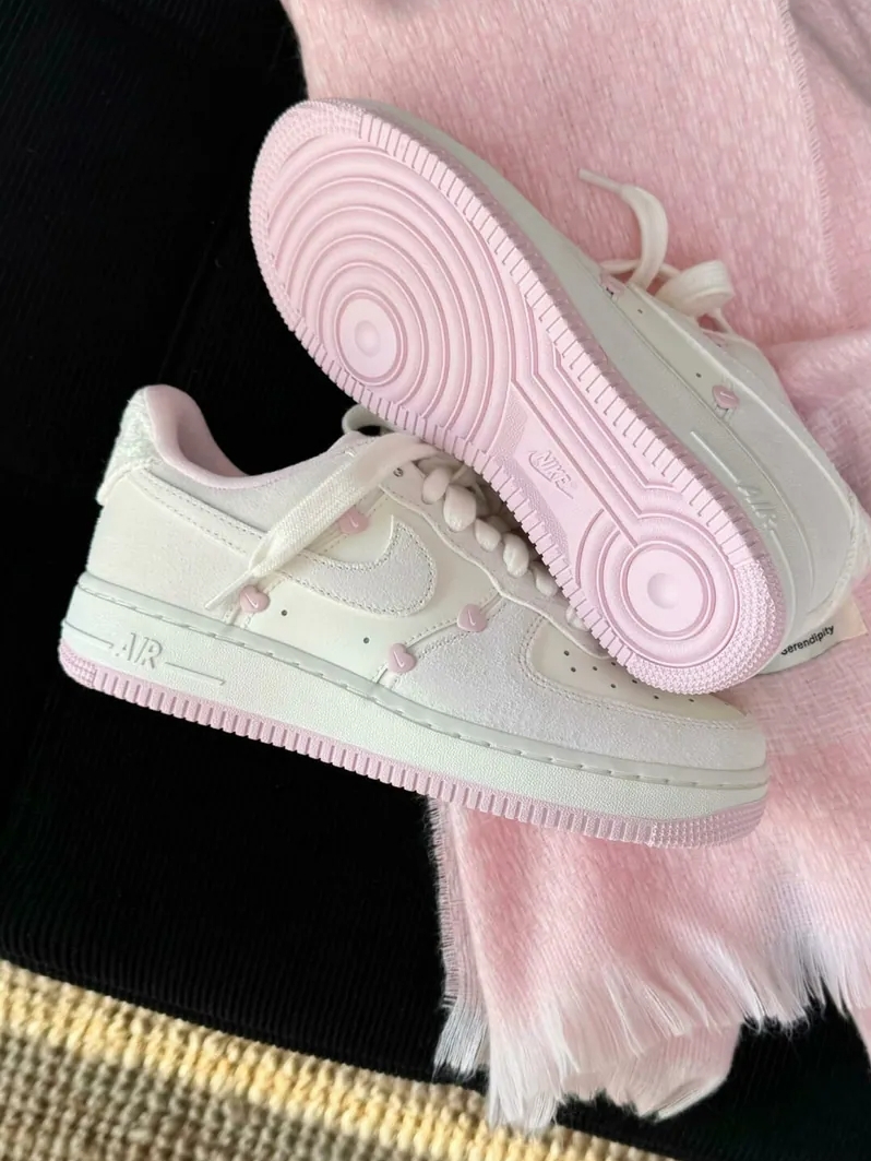 <情人節限定💗> Nike Air Force 1 AF1 Low Valentine's Day 2025 白粉麂皮 愛心 刺繡蘋果 HV5992111