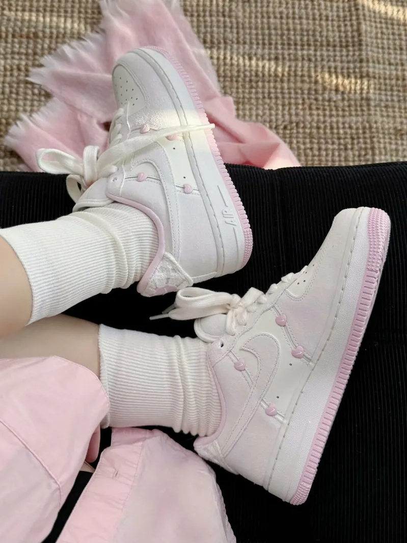 <情人節限定💗> Nike Air Force 1 AF1 Low Valentine's Day 2025 白粉麂皮 愛心 刺繡蘋果 HV5992111