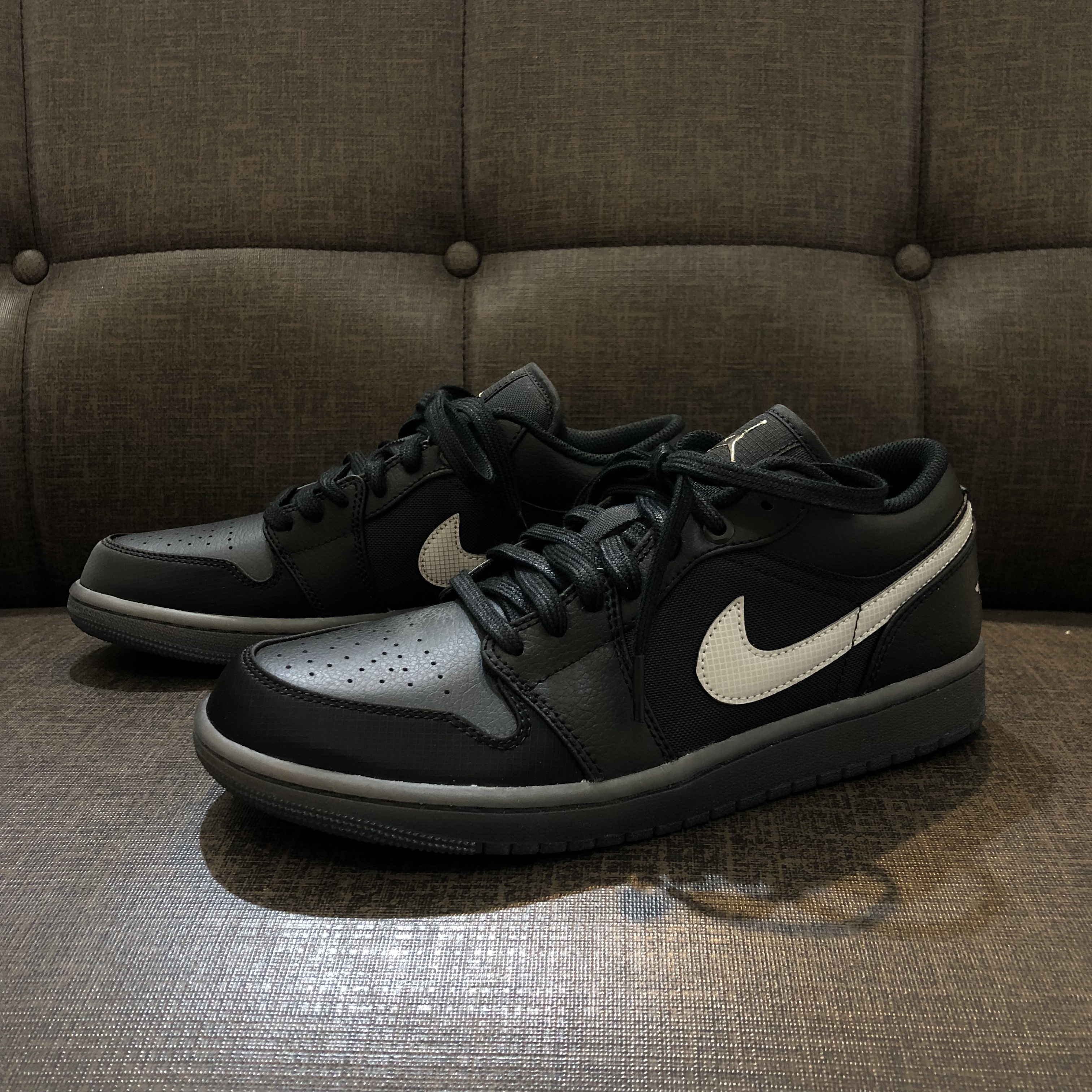 【APAIR】現貨 NIKE AIR JORDAN 1 LOW 全黑 夜幕 反光白勾 HV5968-001