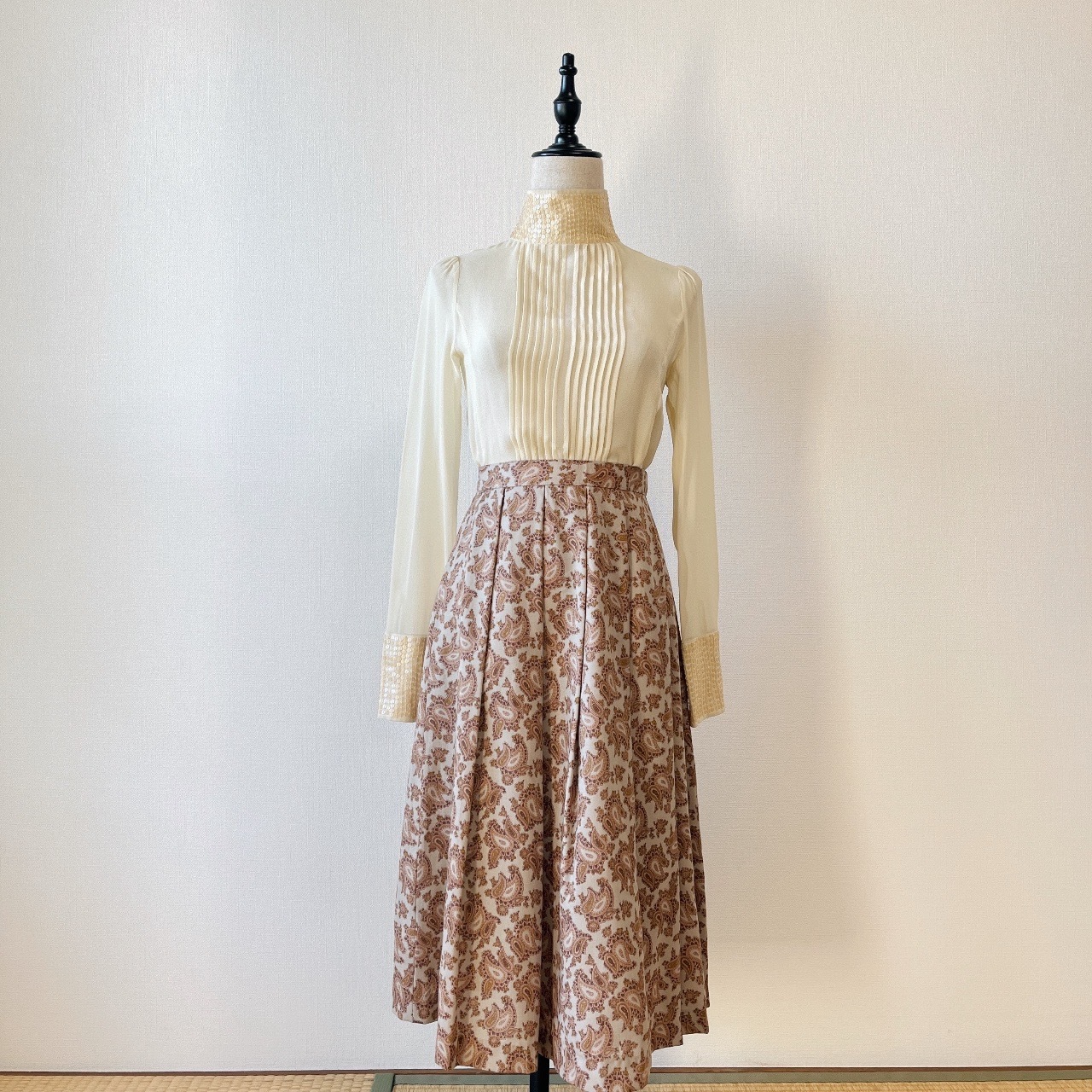 優雅米色樽領珠片上衣