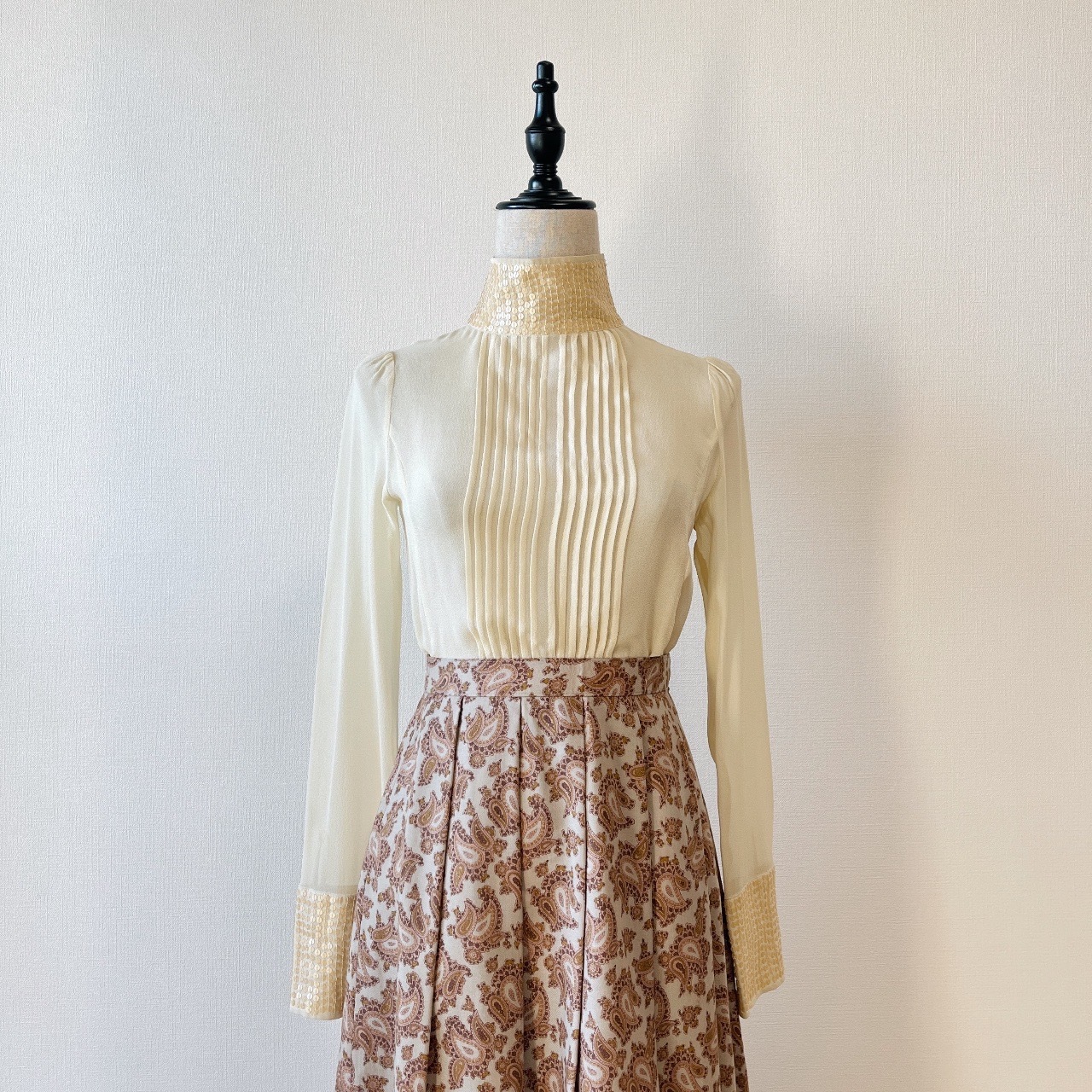 優雅米色樽領珠片上衣