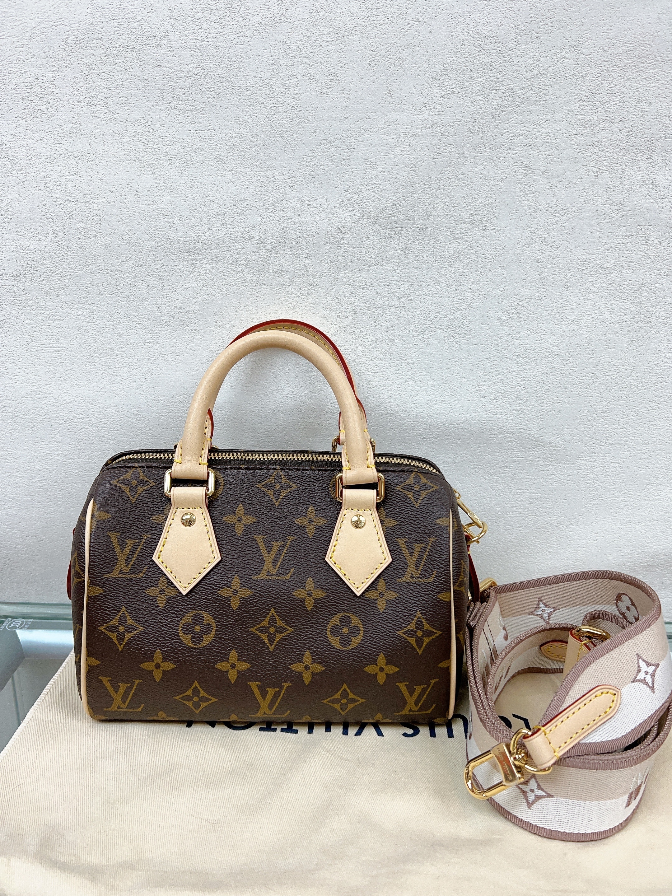 *Unused* Lv speedy 20 (brown monogram beige strap)