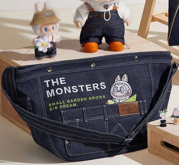 【預購】THE MONSTERS LABUBU G012302 牛仔斜咩袋