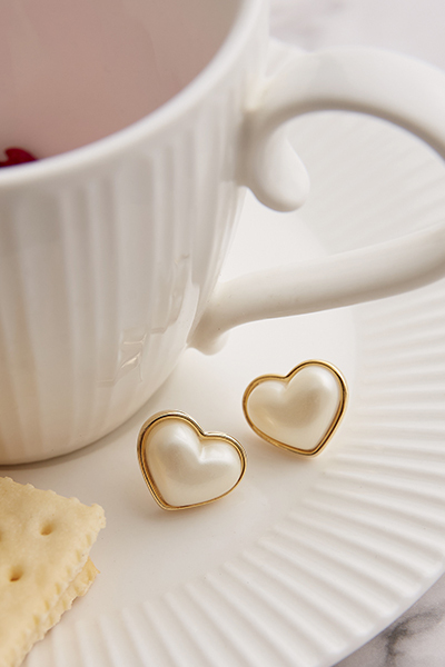 光感珍珠愛心。銀針耳環