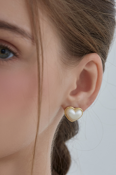 光感珍珠愛心。銀針耳環