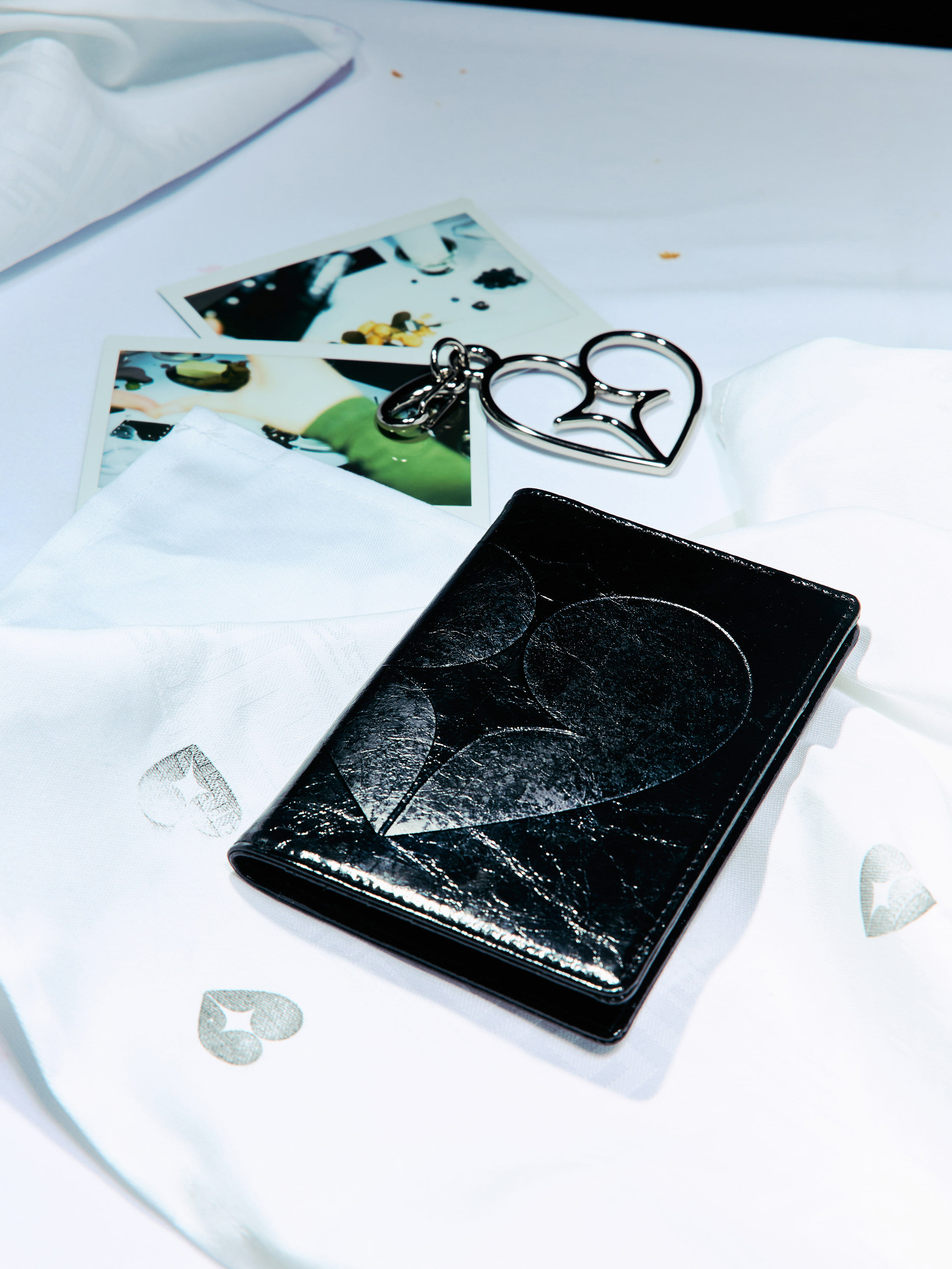 fennec - hearty passport case (black)
