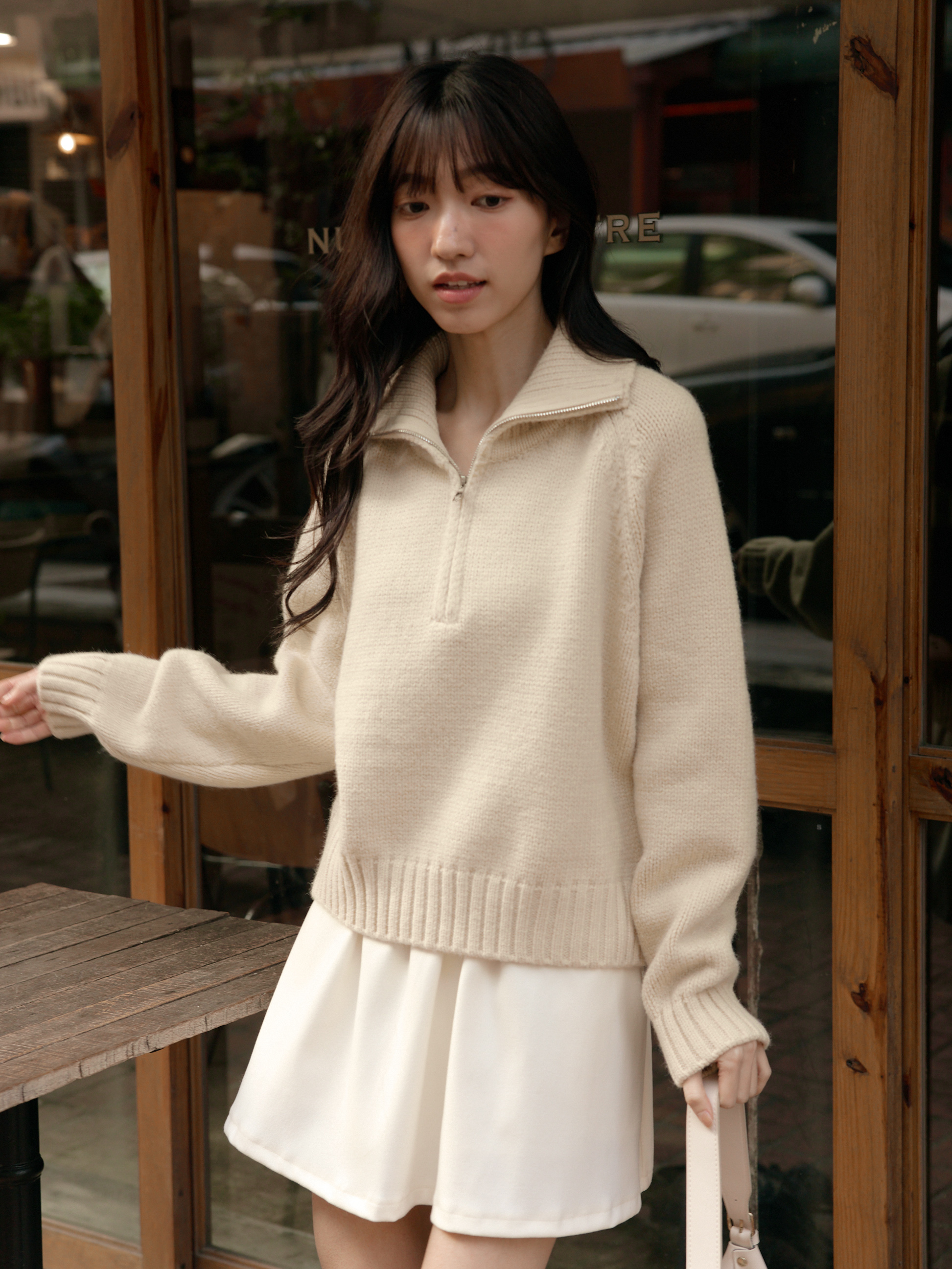 質感坑紋V領拉鍊毛衣